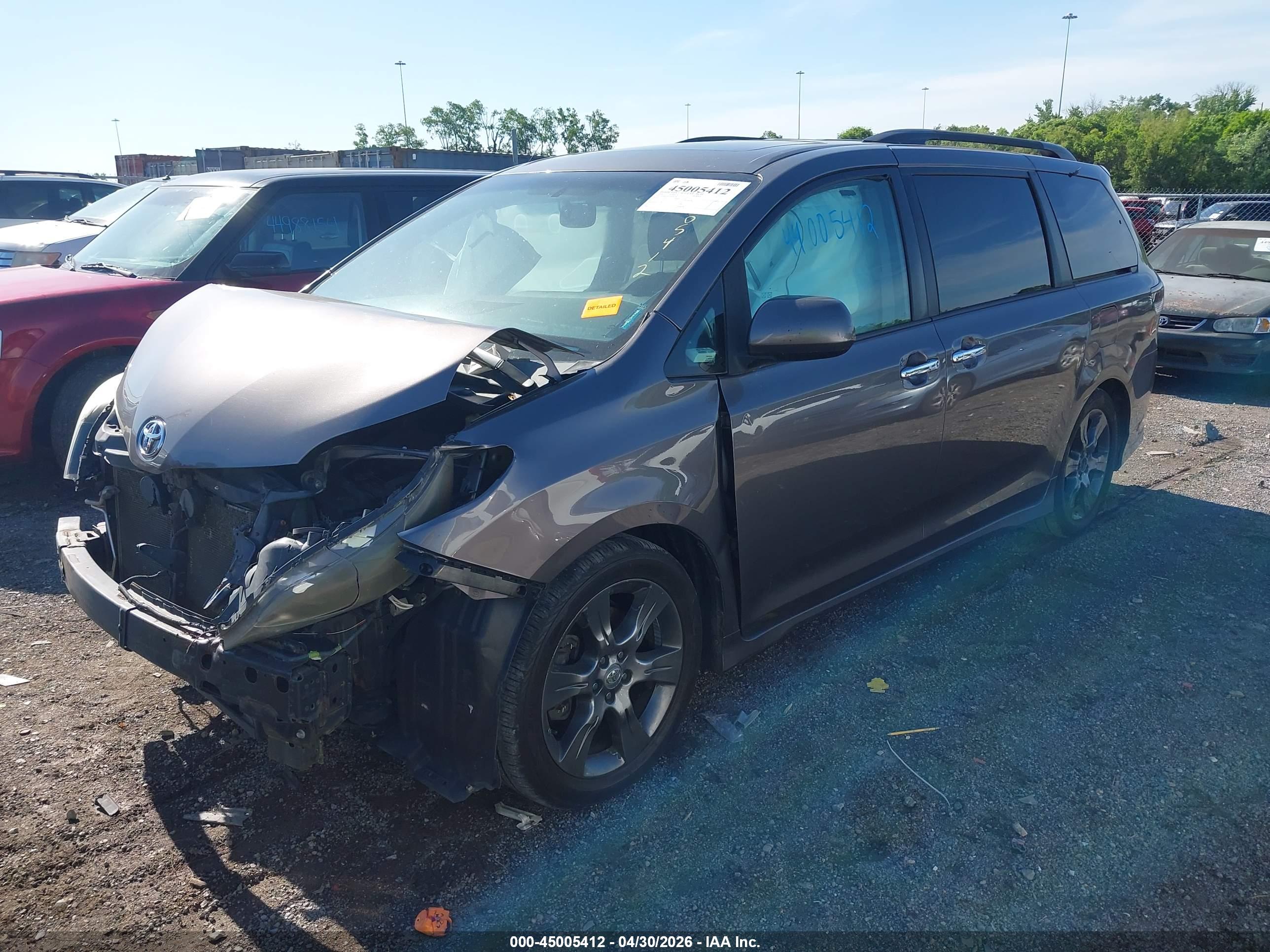 TOYOTA SIENNA image 2