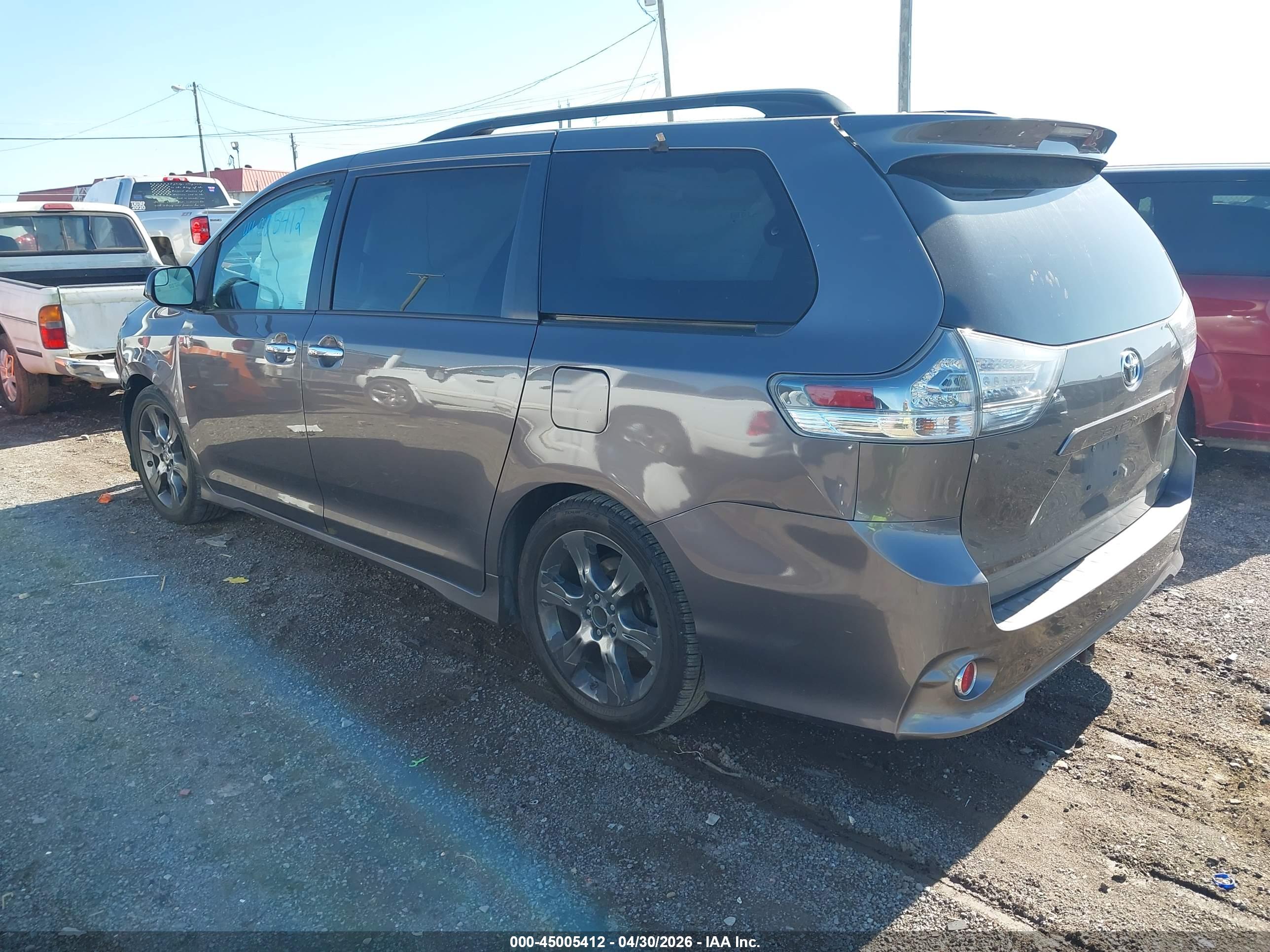TOYOTA SIENNA image 3