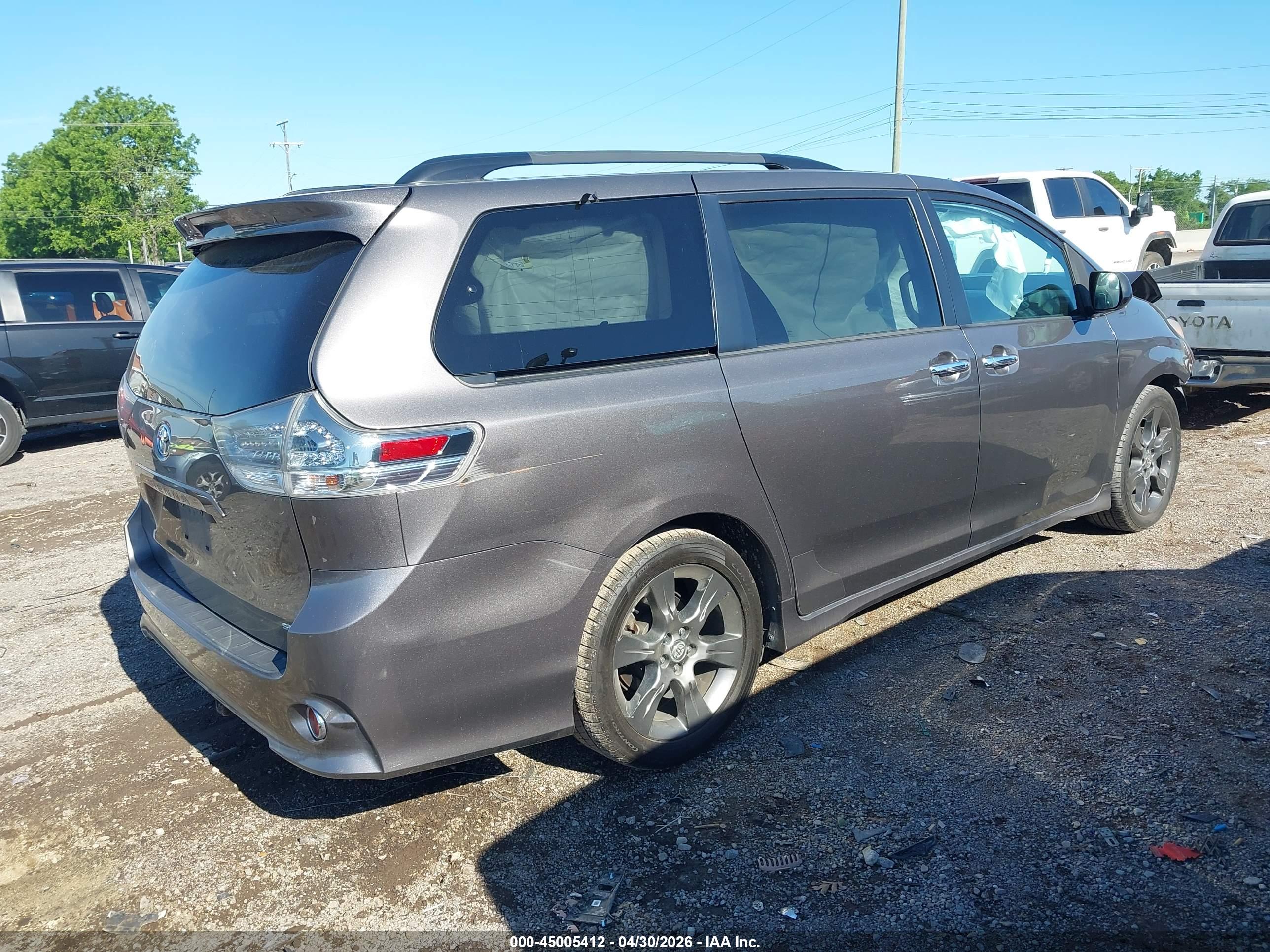 TOYOTA SIENNA image 4