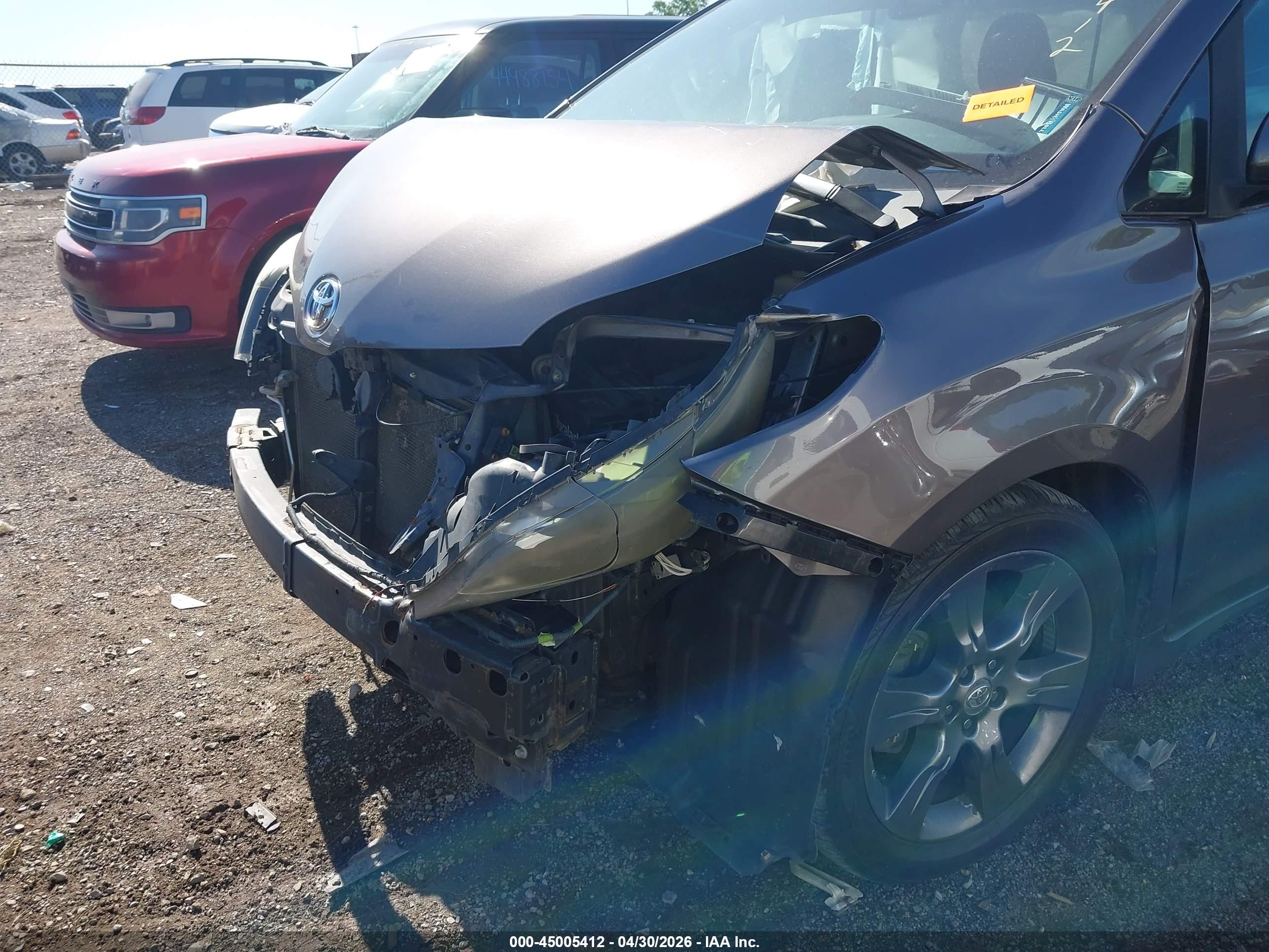 TOYOTA SIENNA image 6
