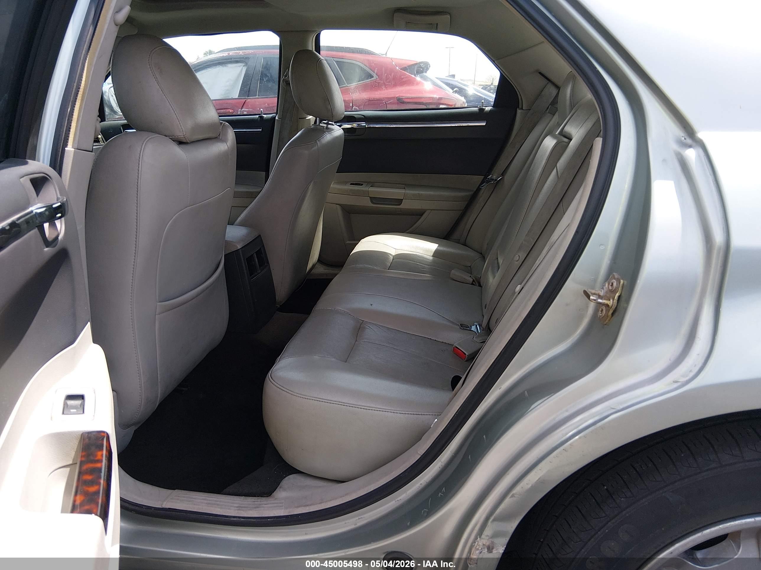 CHRYSLER 300 image 8