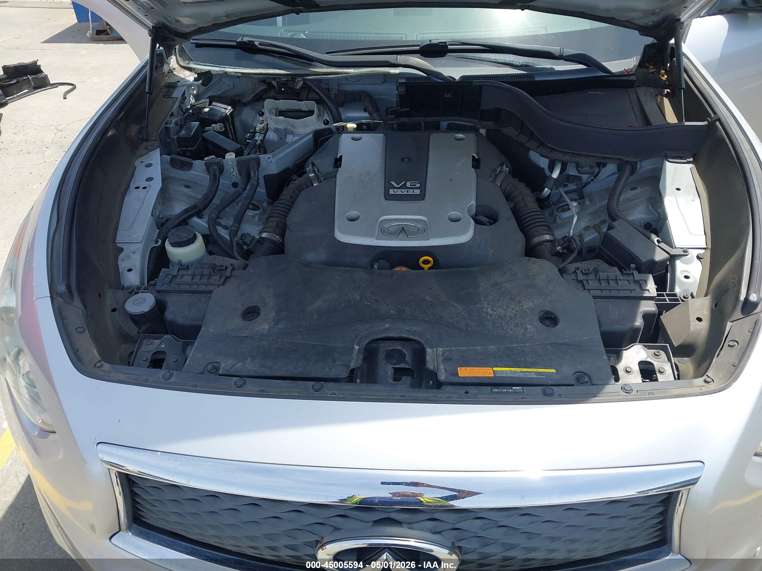 INFINITI QX70 image 10