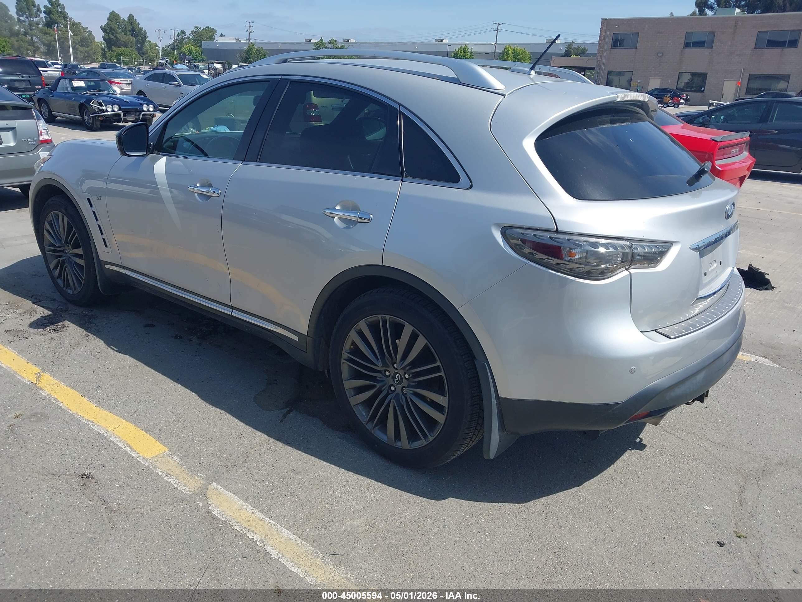 INFINITI QX70 image 3