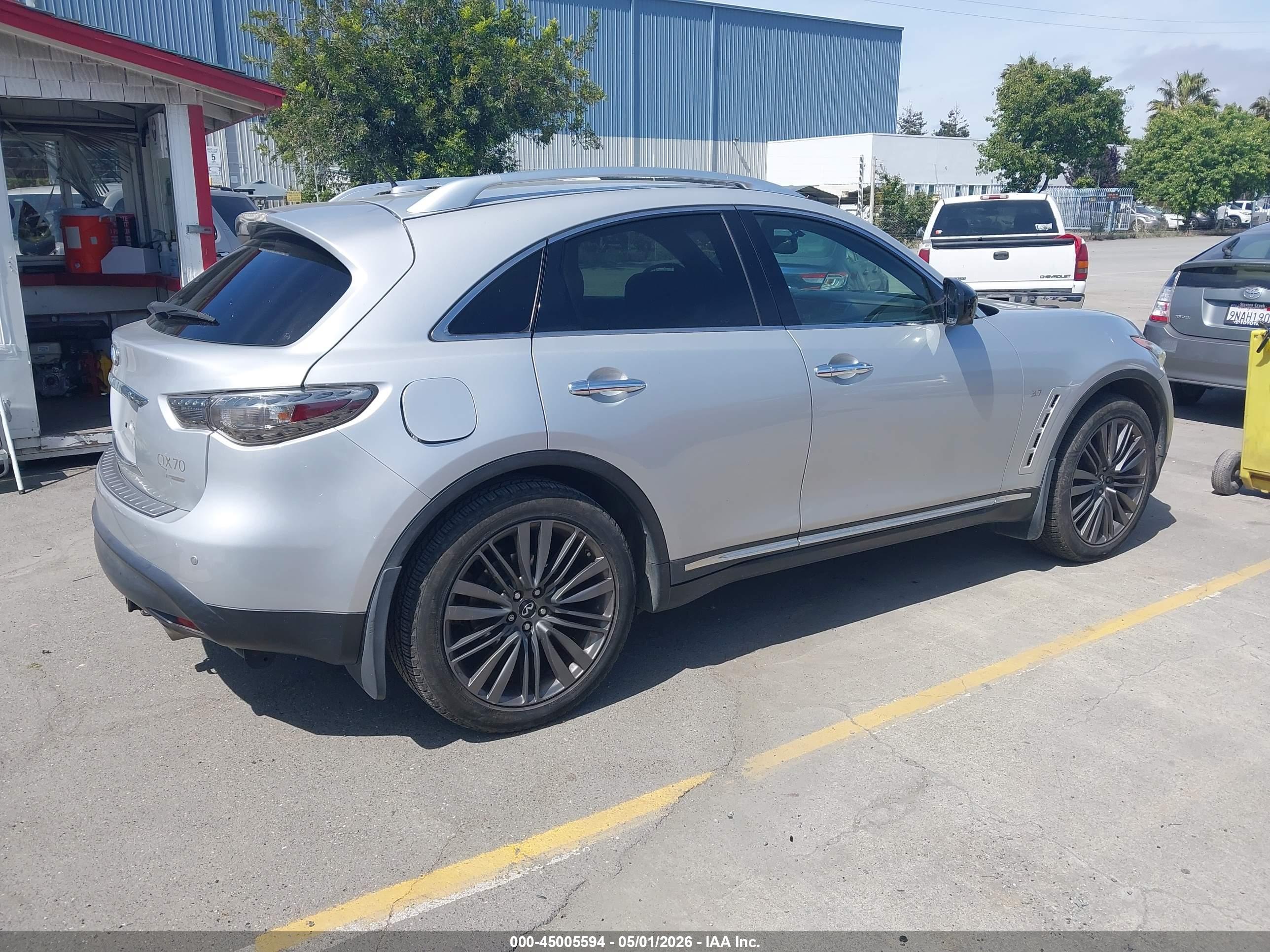 INFINITI QX70 image 4