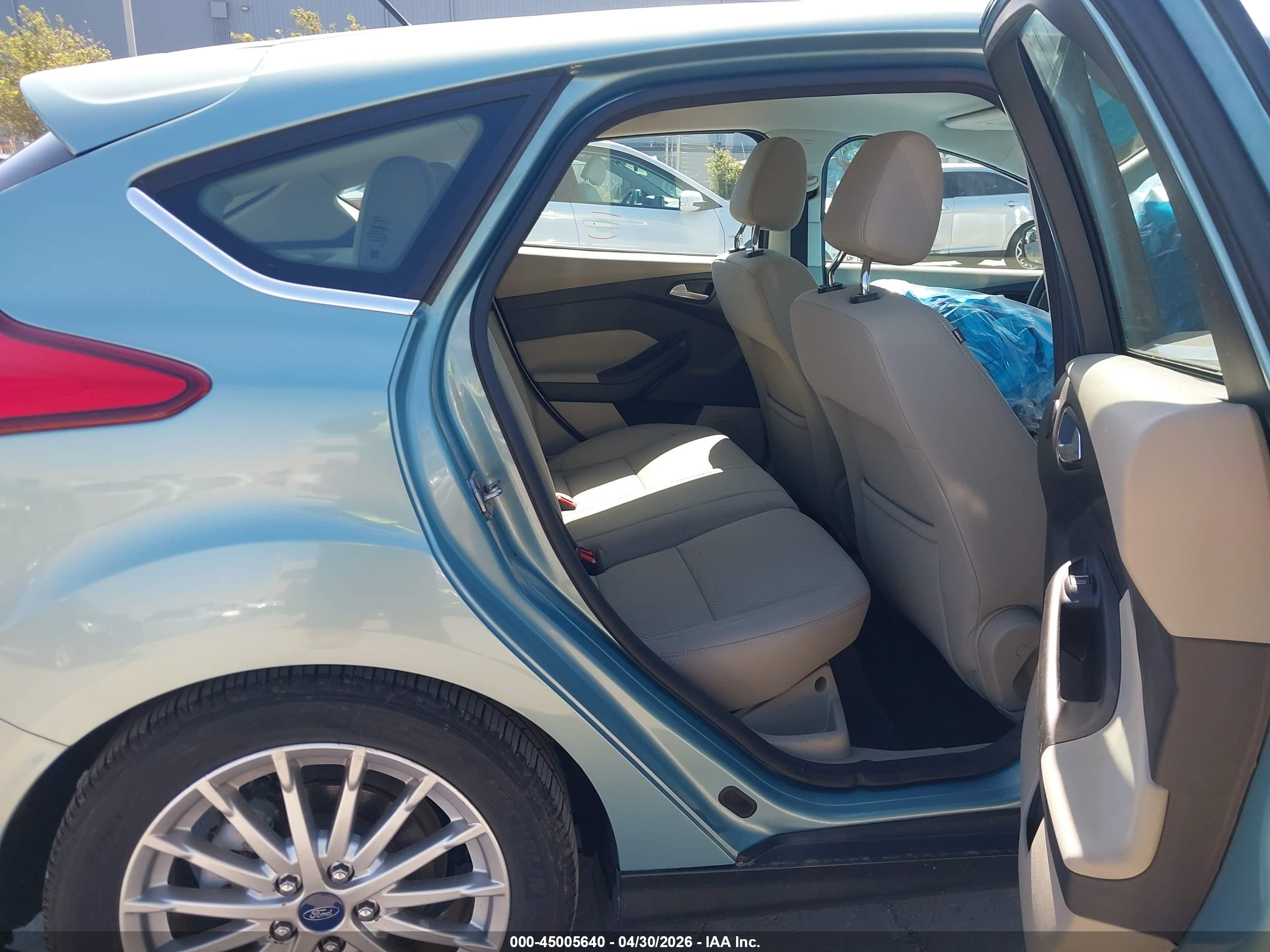 FORD FOCUS image 8