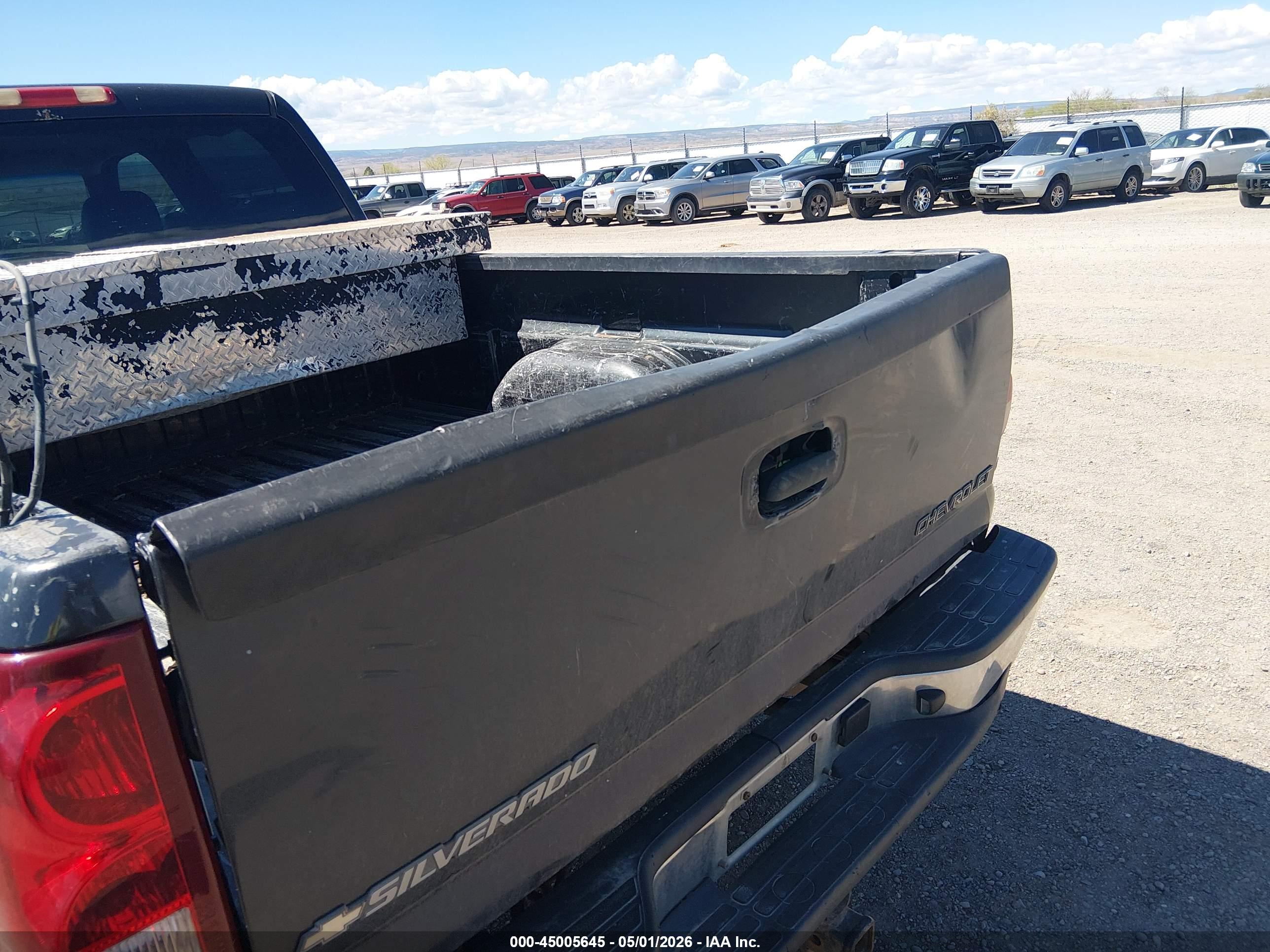 CHEVROLET SILVERADO image 6