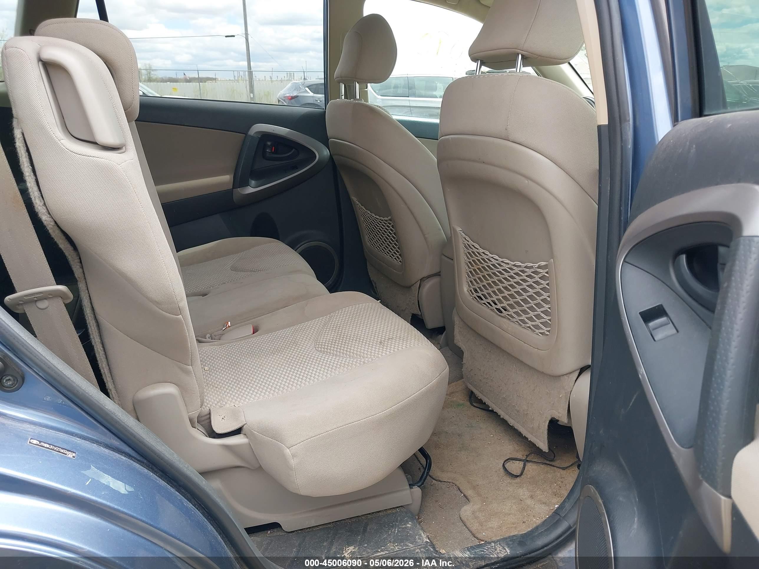 TOYOTA RAV4 image 8