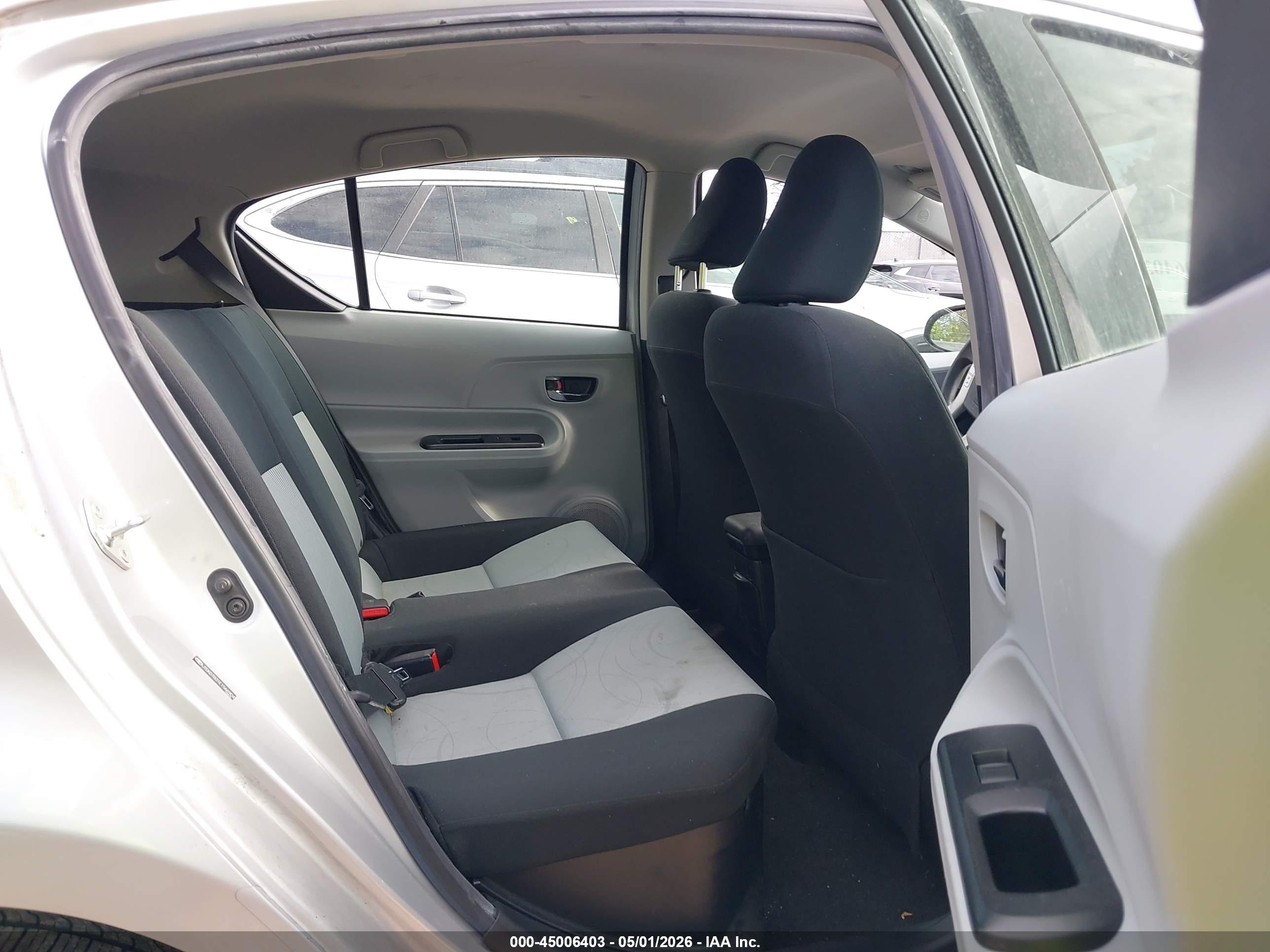 TOYOTA PRIUS image 8