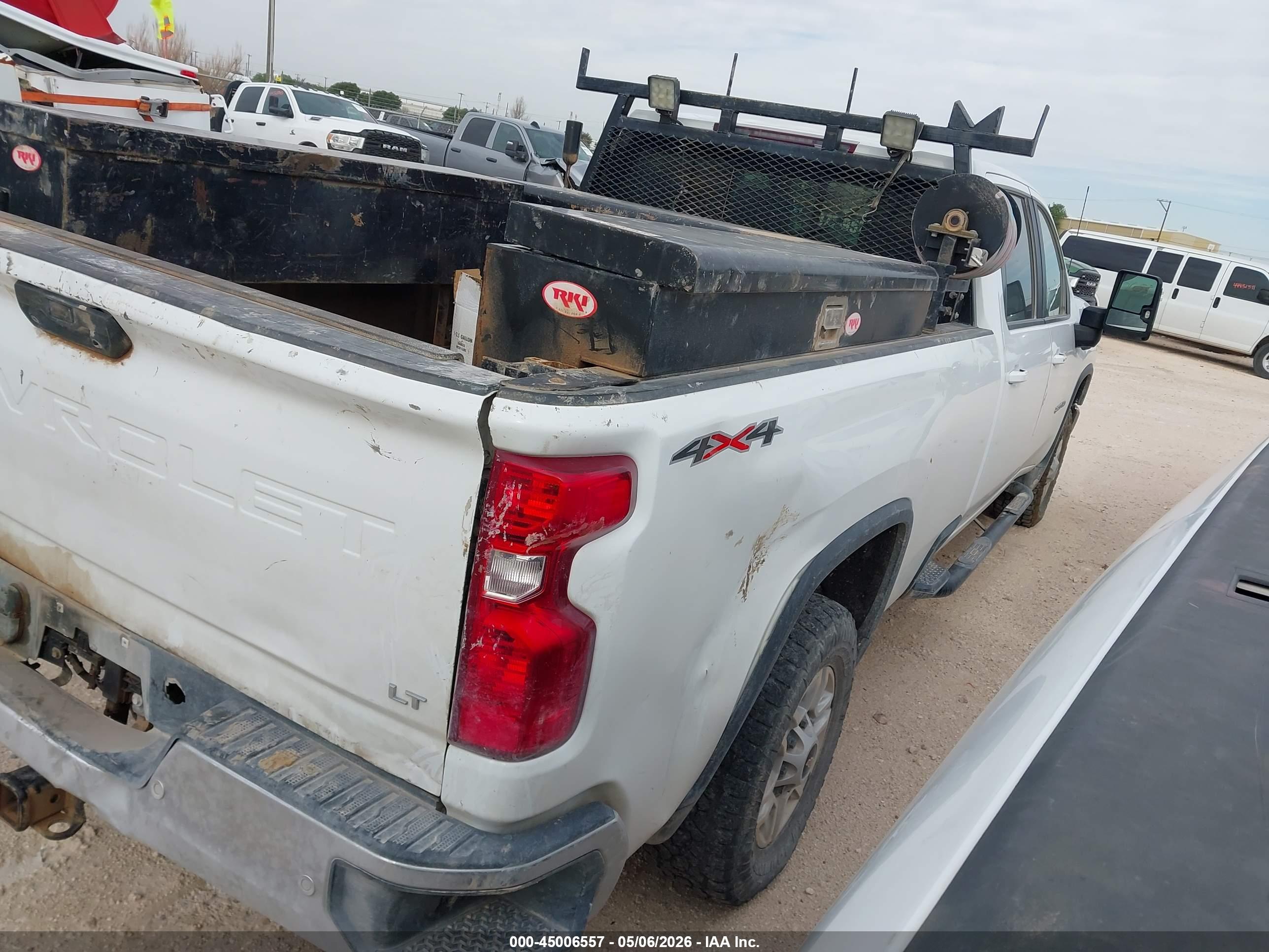 CHEVROLET SILVERADO image 4