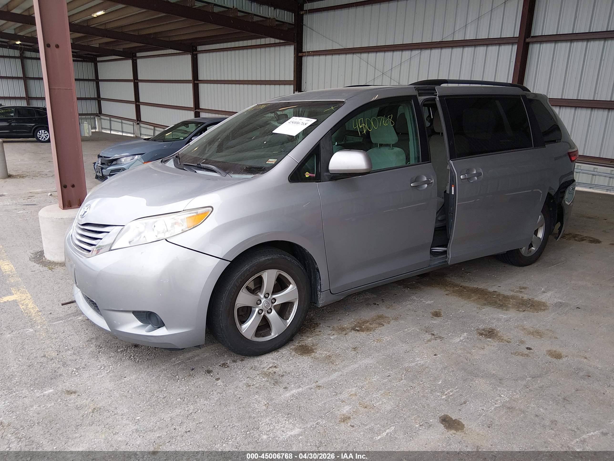 TOYOTA SIENNA image 2