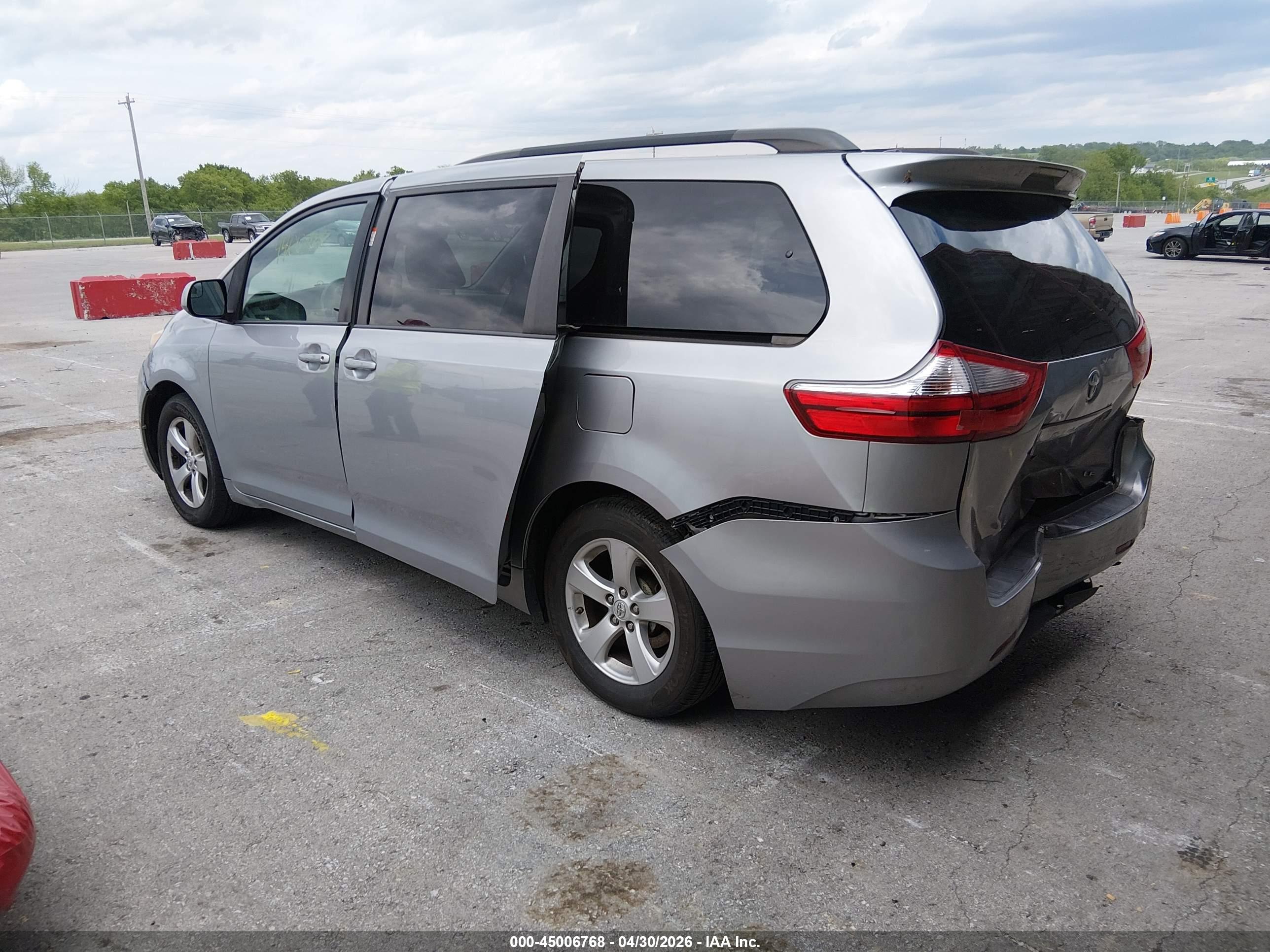 TOYOTA SIENNA image 3