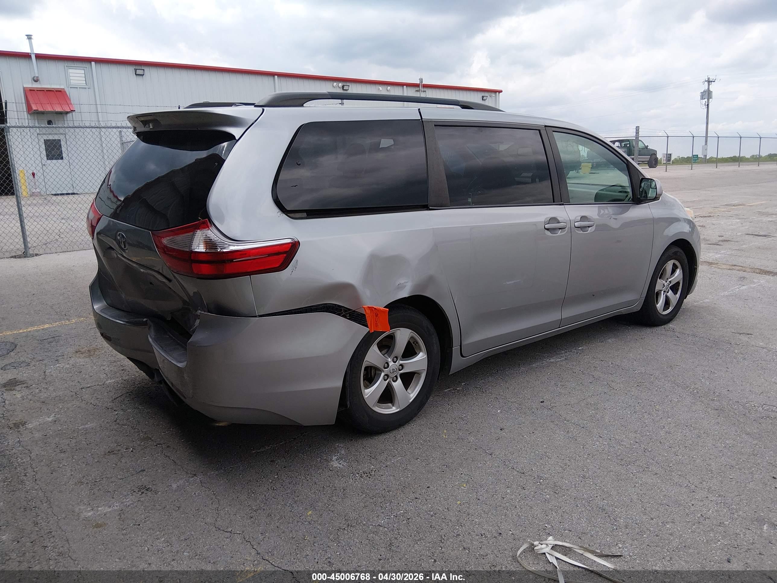 TOYOTA SIENNA image 4