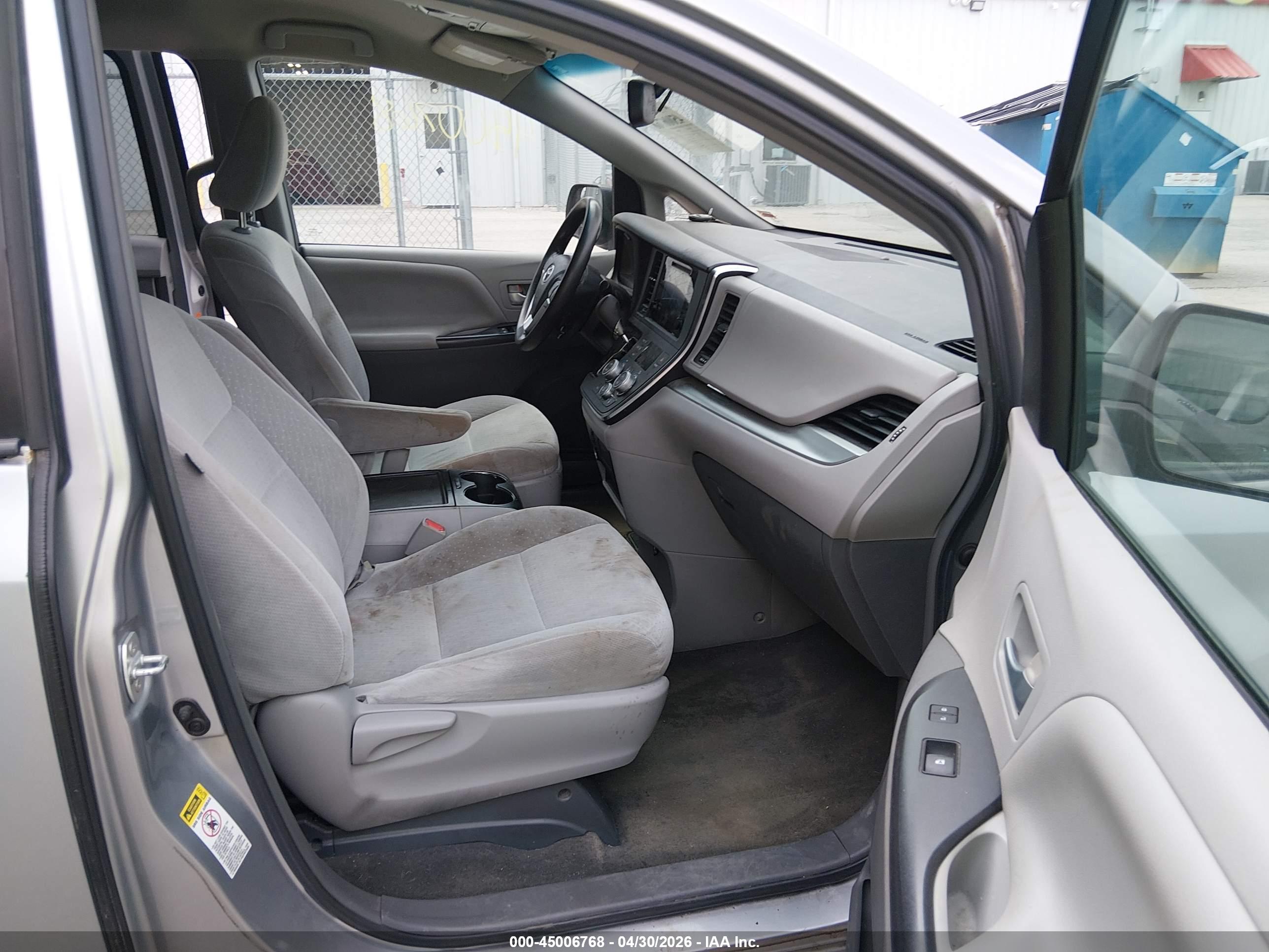 TOYOTA SIENNA image 5