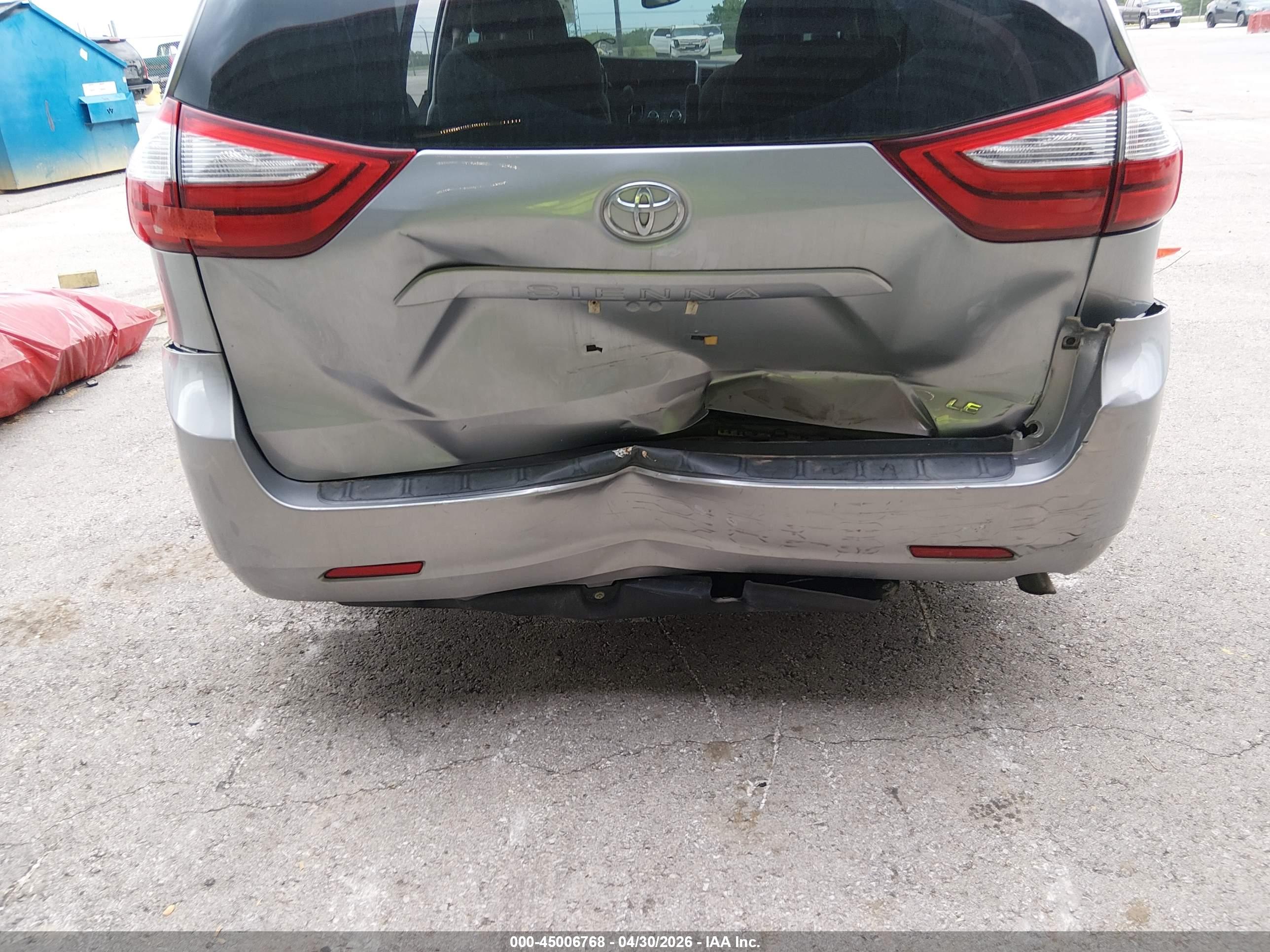 TOYOTA SIENNA image 6