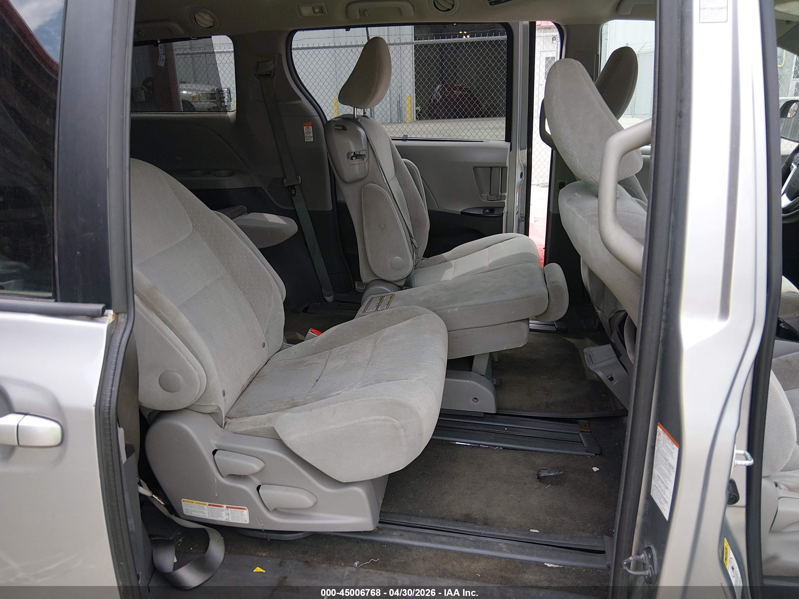 TOYOTA SIENNA image 8