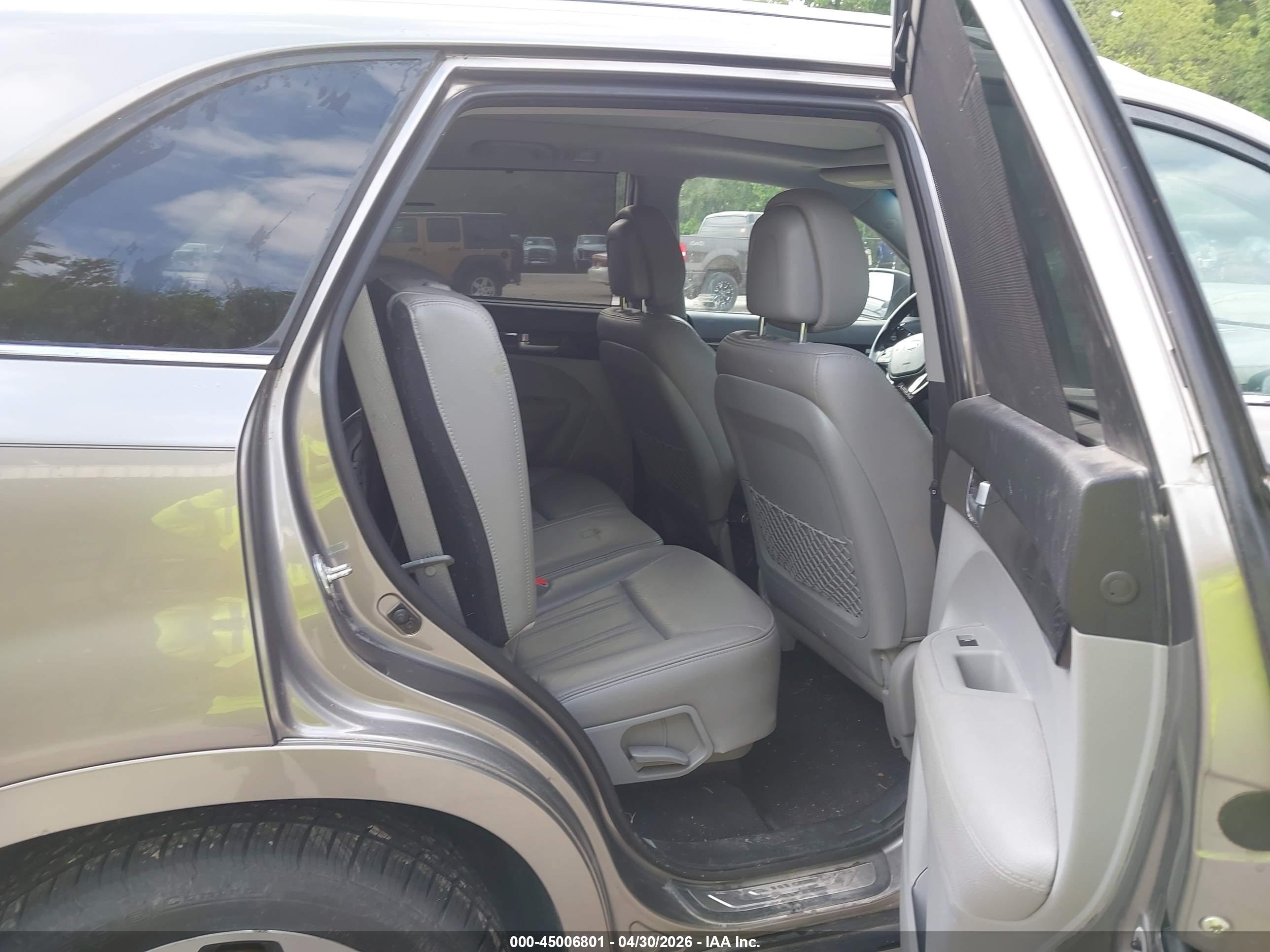 KIA SORENTO image 8