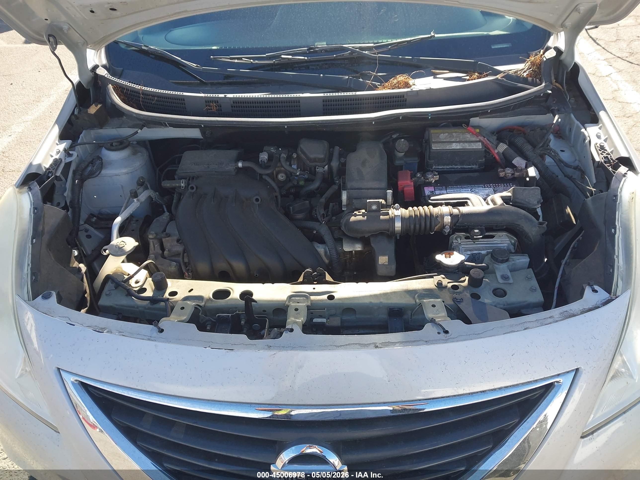 NISSAN VERSA image 10