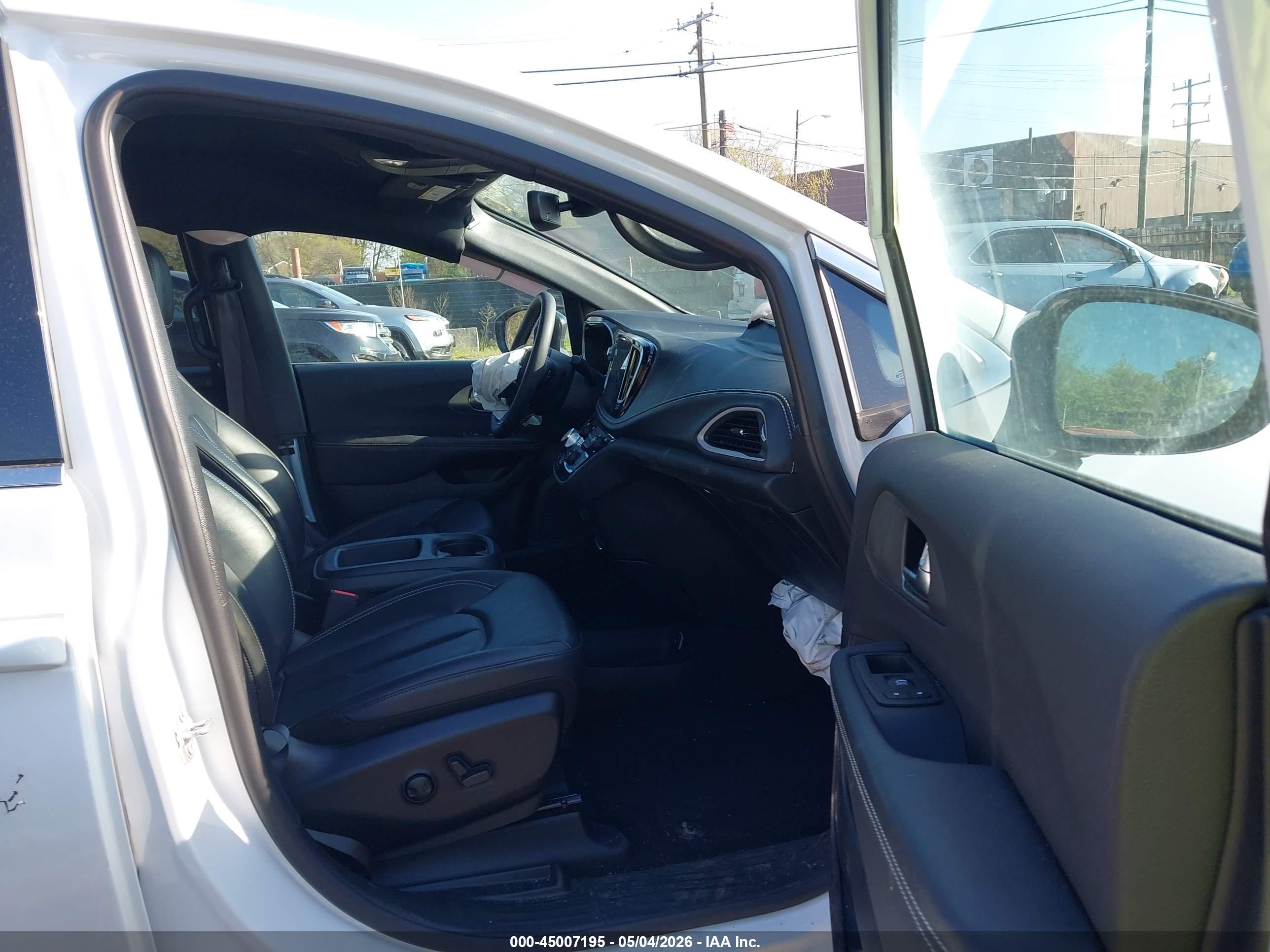 CHRYSLER PACIFICA image 5