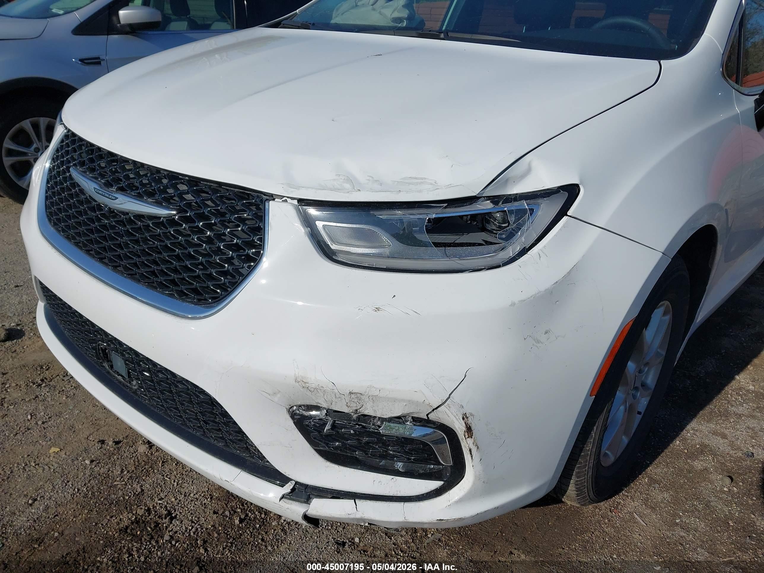 CHRYSLER PACIFICA image 6