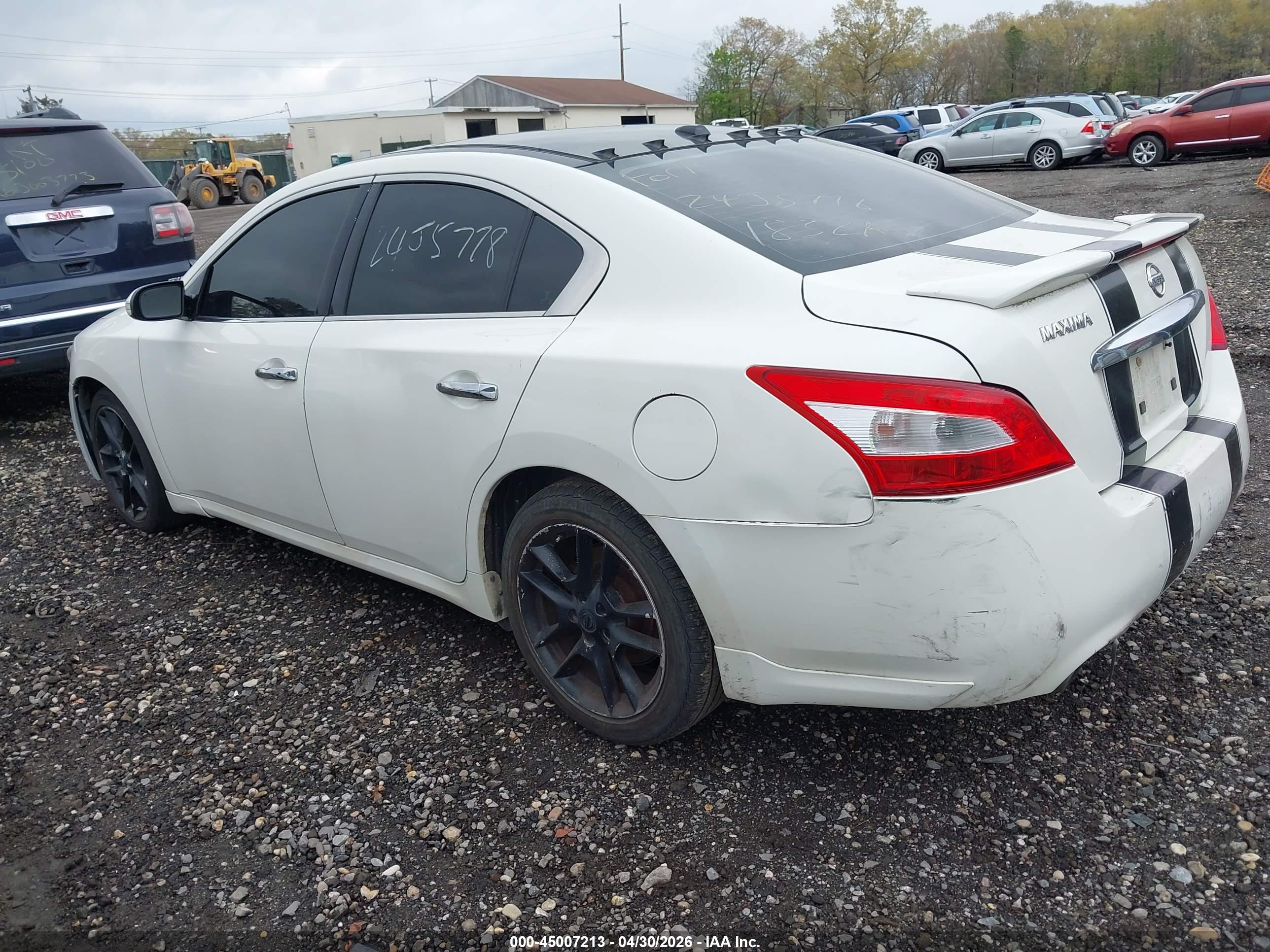 NISSAN MAXIMA image 3