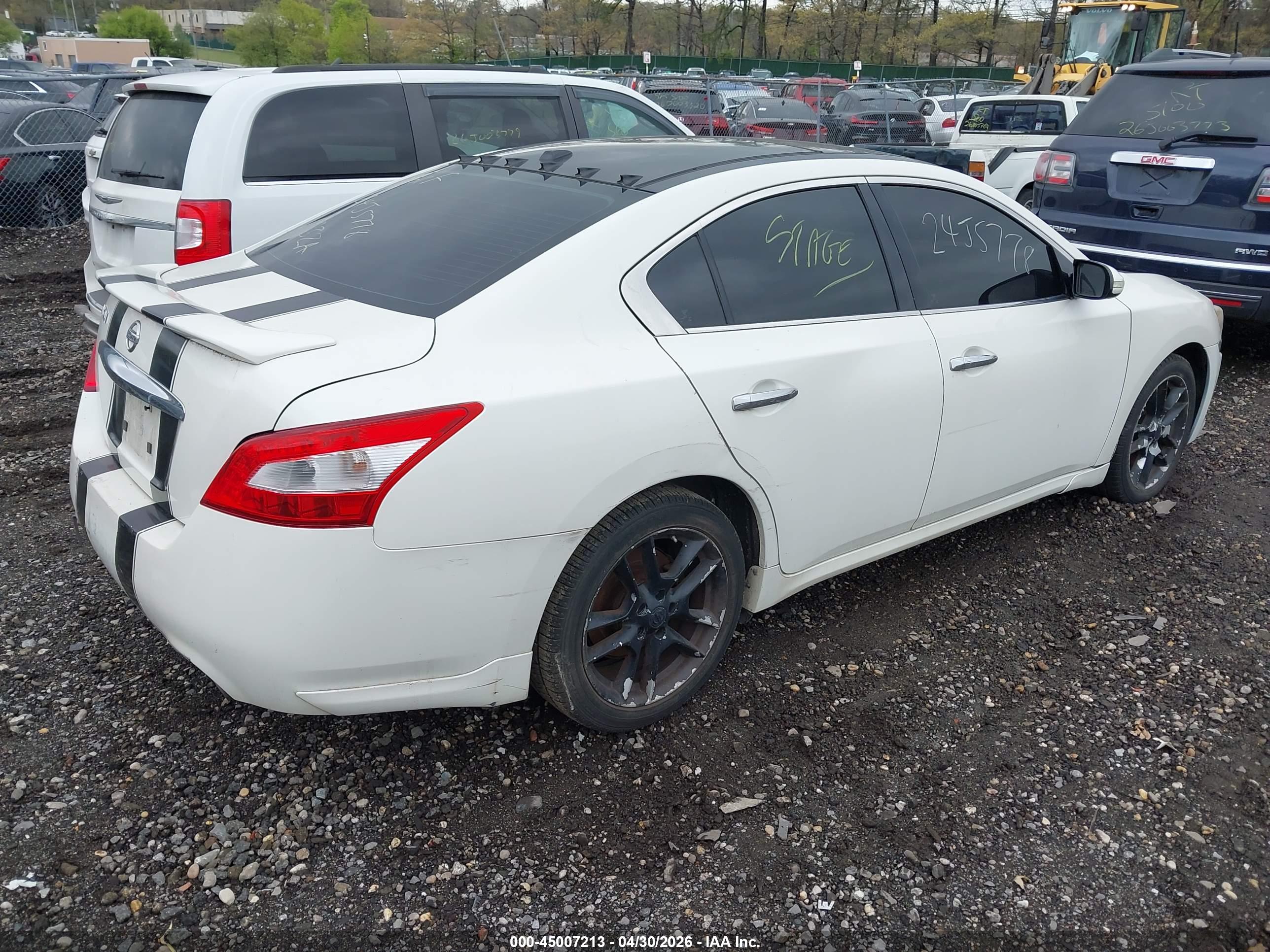 NISSAN MAXIMA image 4