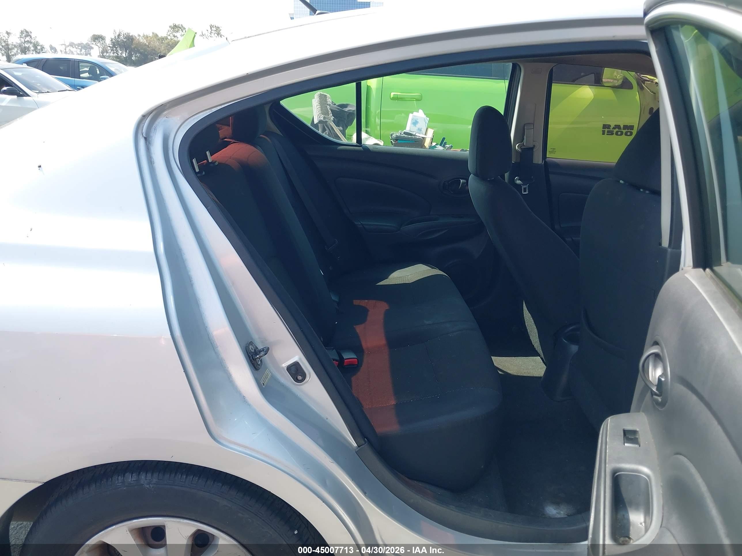 NISSAN VERSA image 8