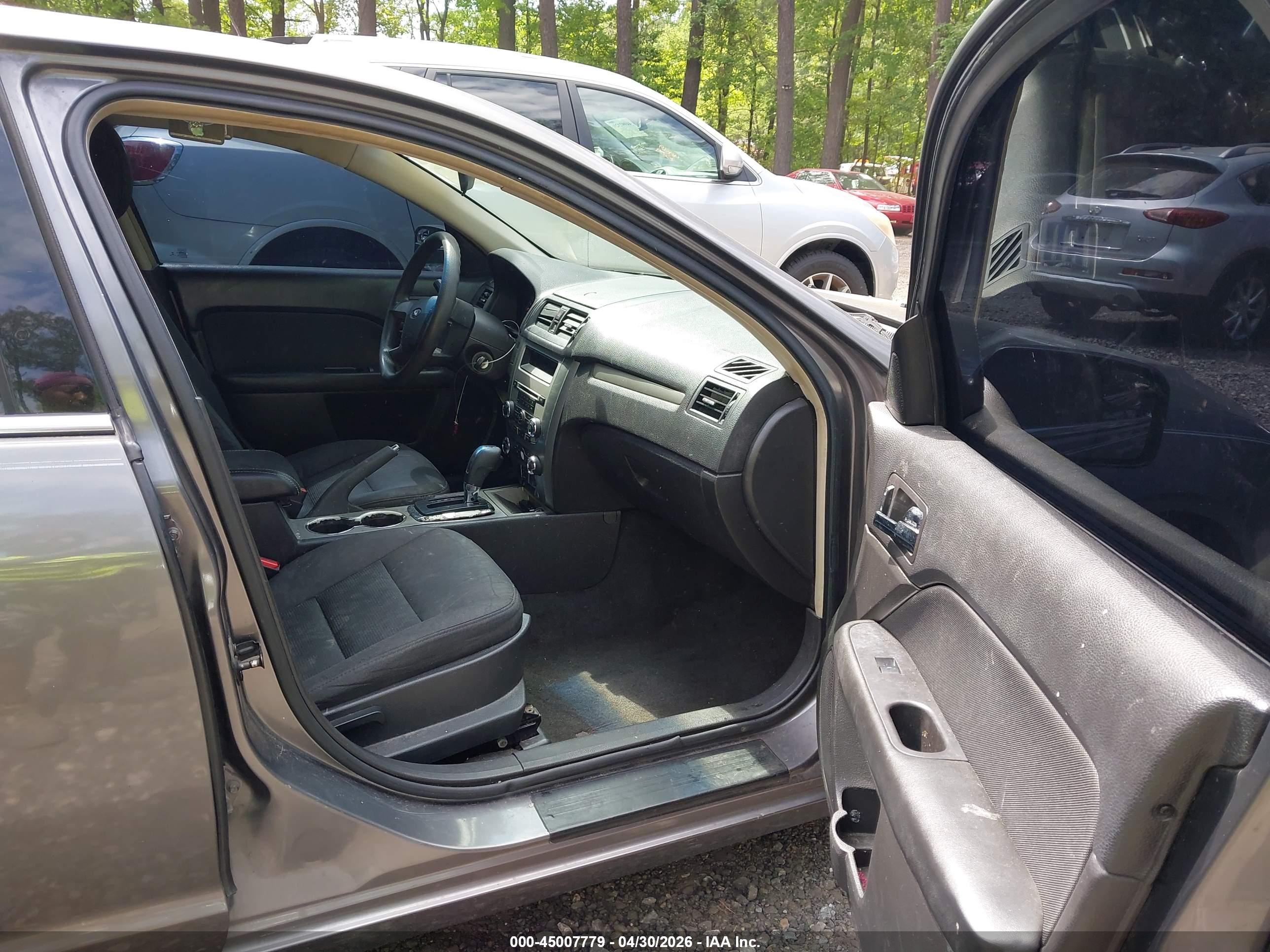 FORD FUSION image 5