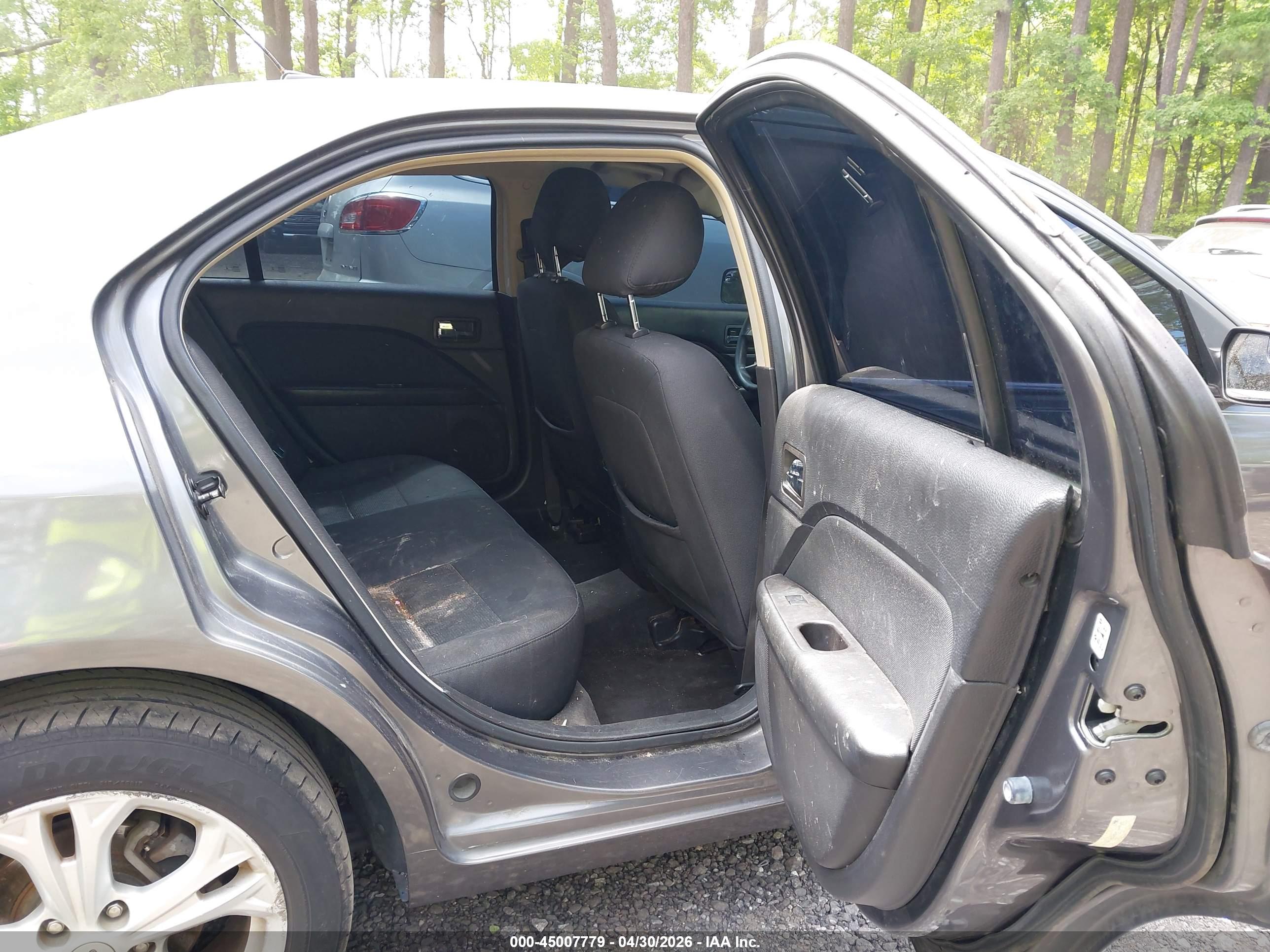FORD FUSION image 8