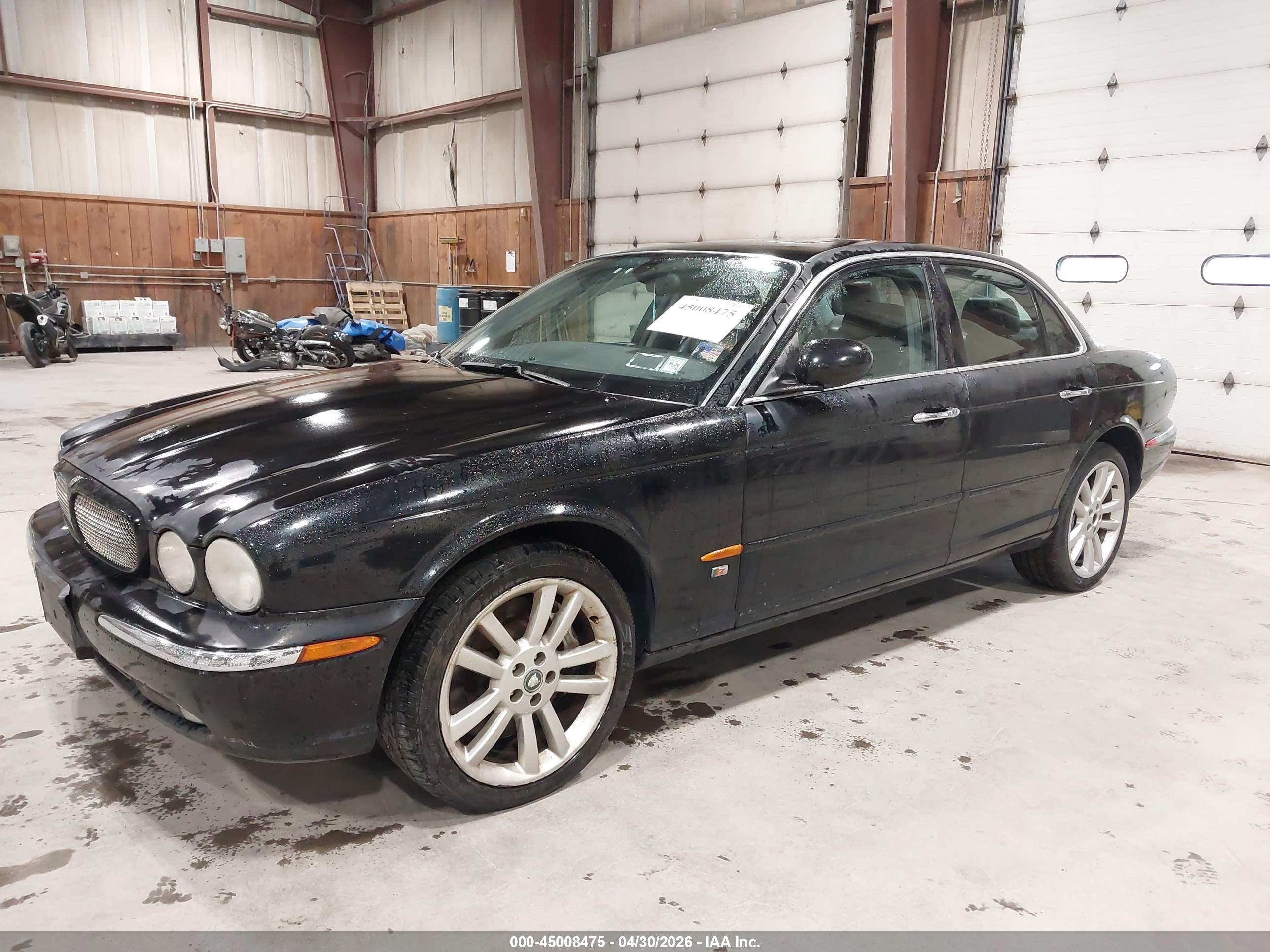 JAGUAR XJ image 2