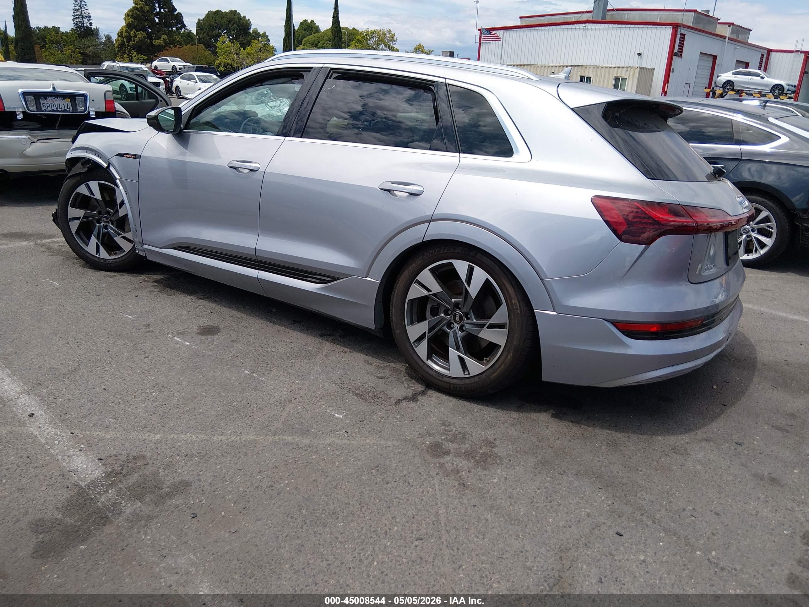 AUDI E-TRON image 3