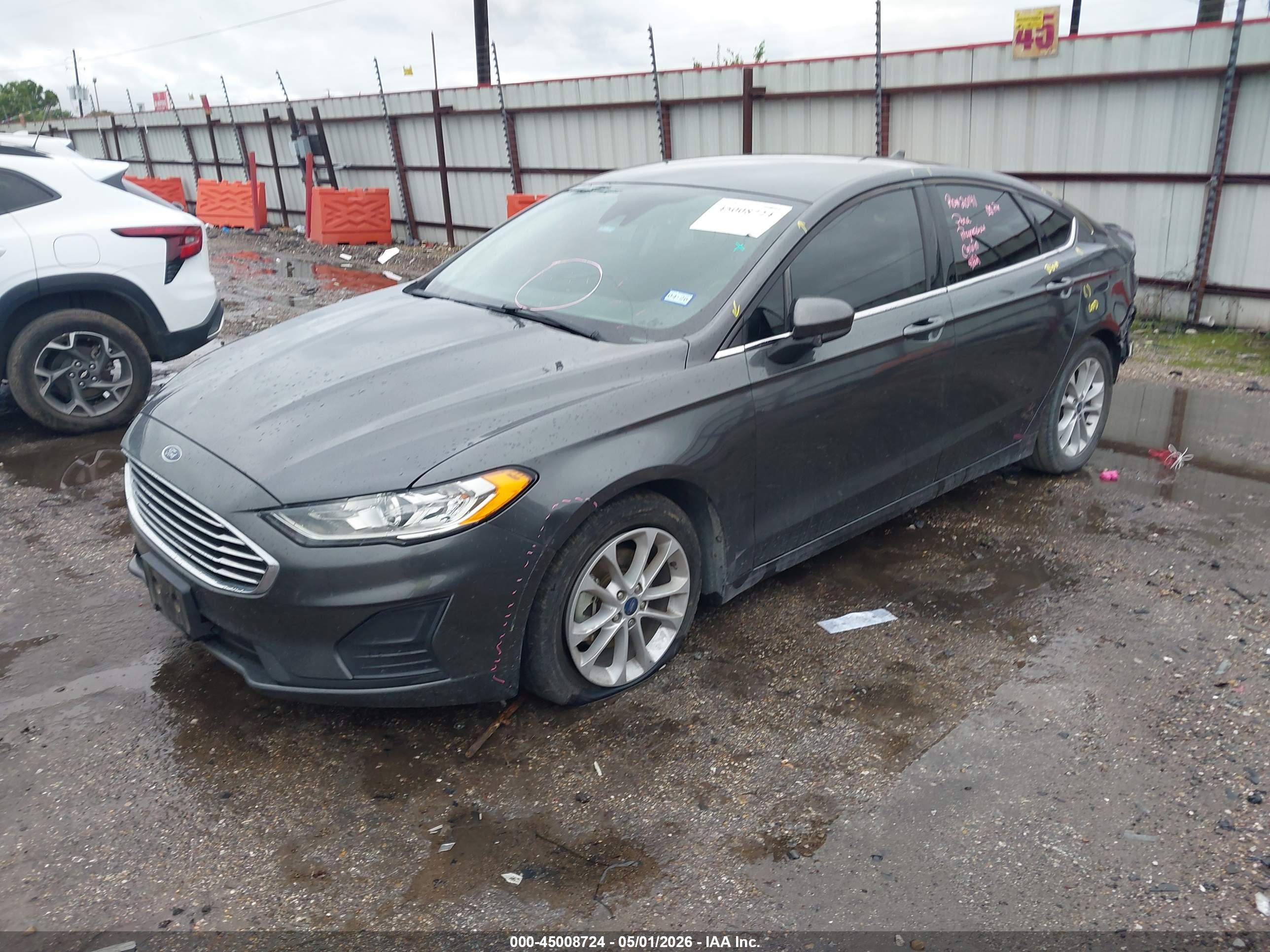 FORD FUSION image 2
