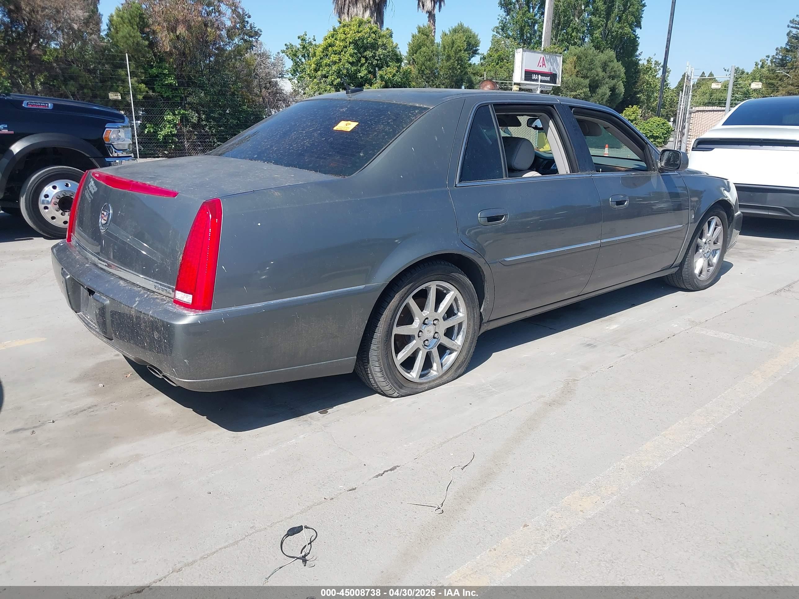 CADILLAC DTS image 4