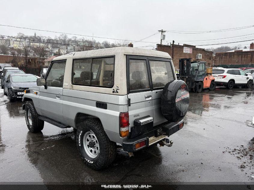 TOYOTA LAND image 3