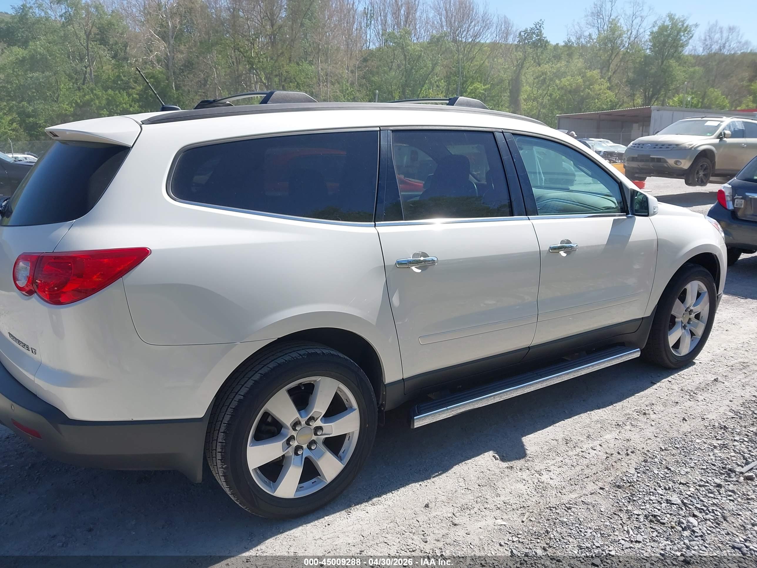 CHEVROLET TRAVERSE image 4