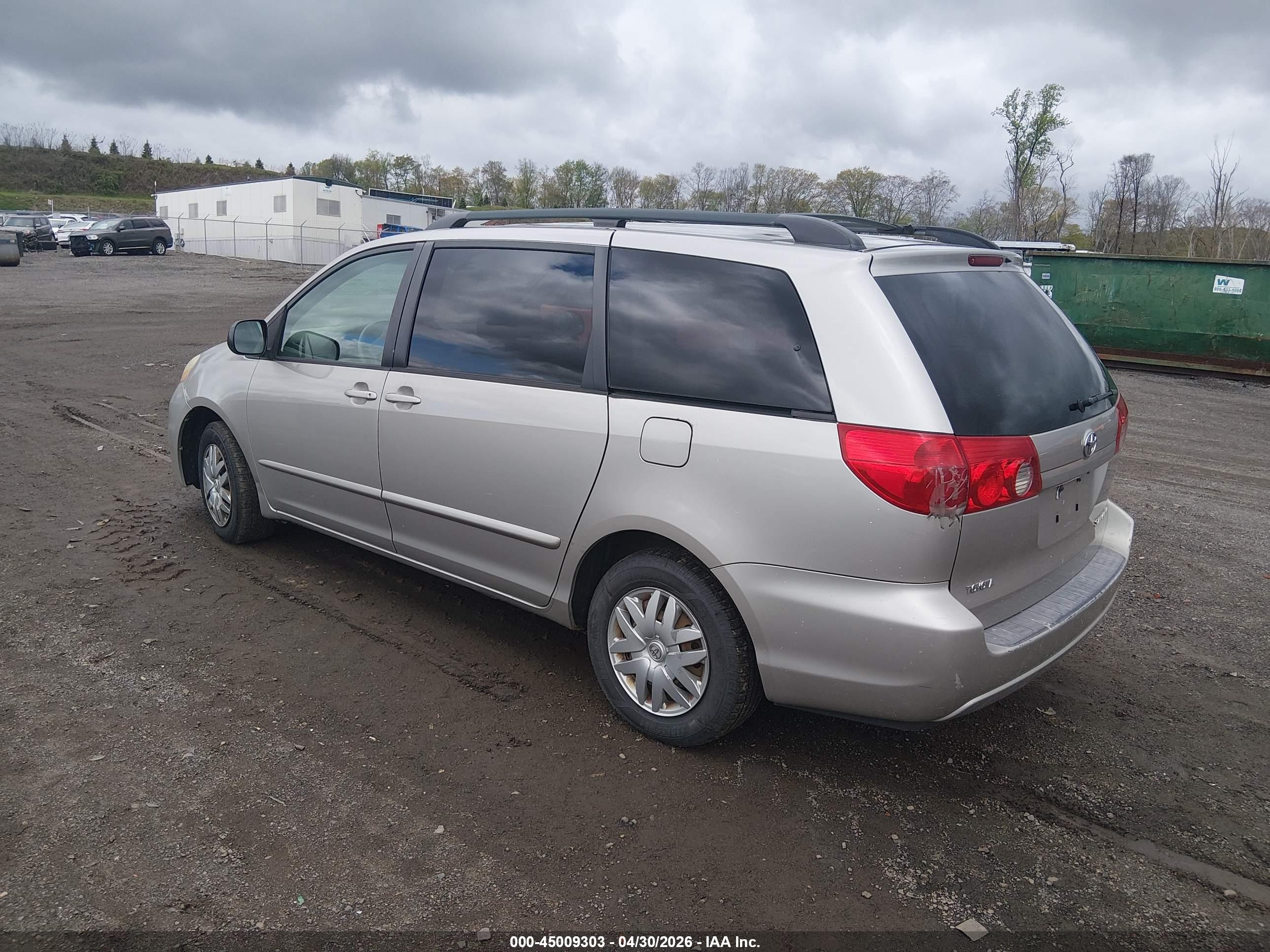 TOYOTA SIENNA image 3
