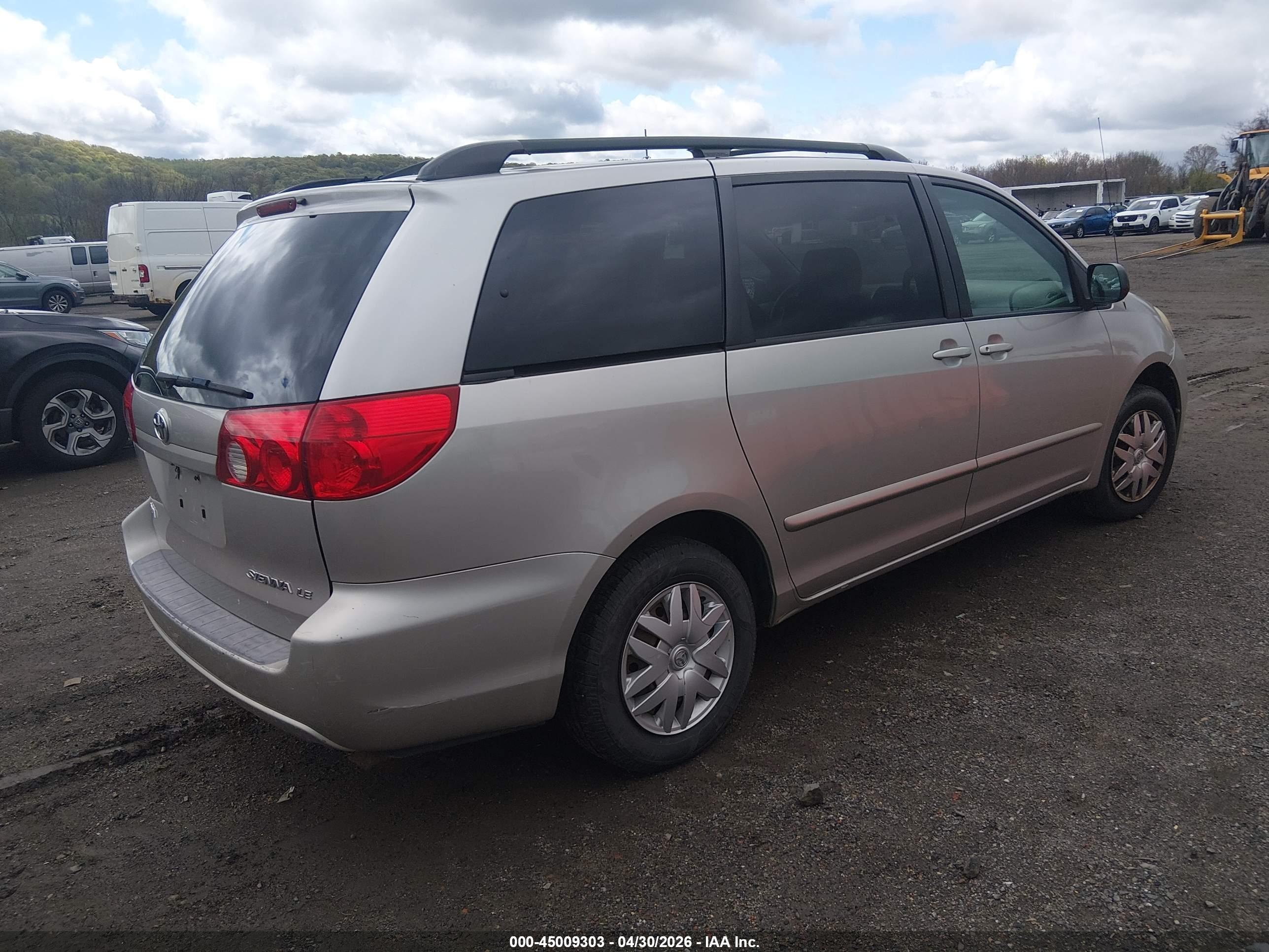 TOYOTA SIENNA image 4