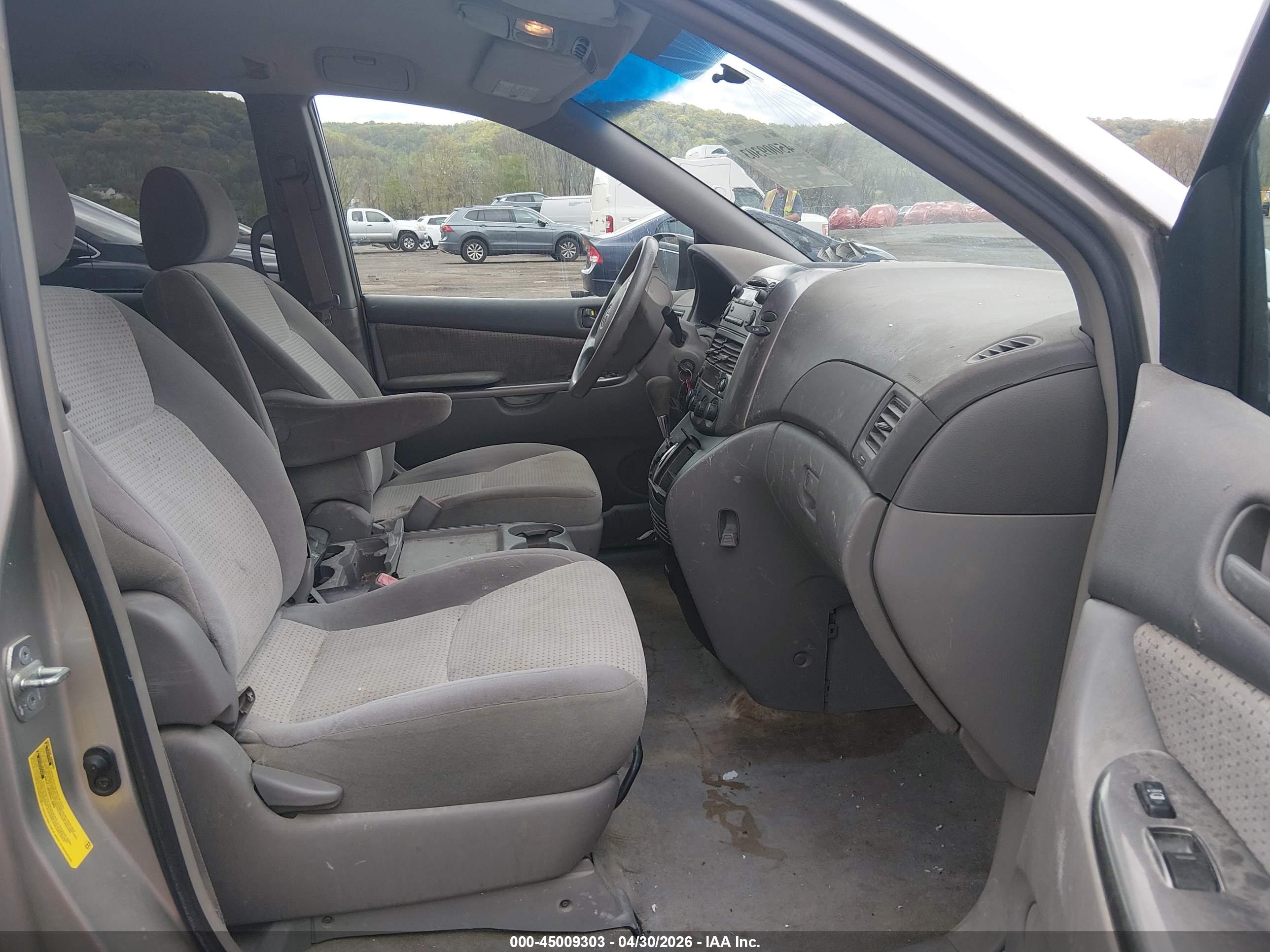 TOYOTA SIENNA image 5