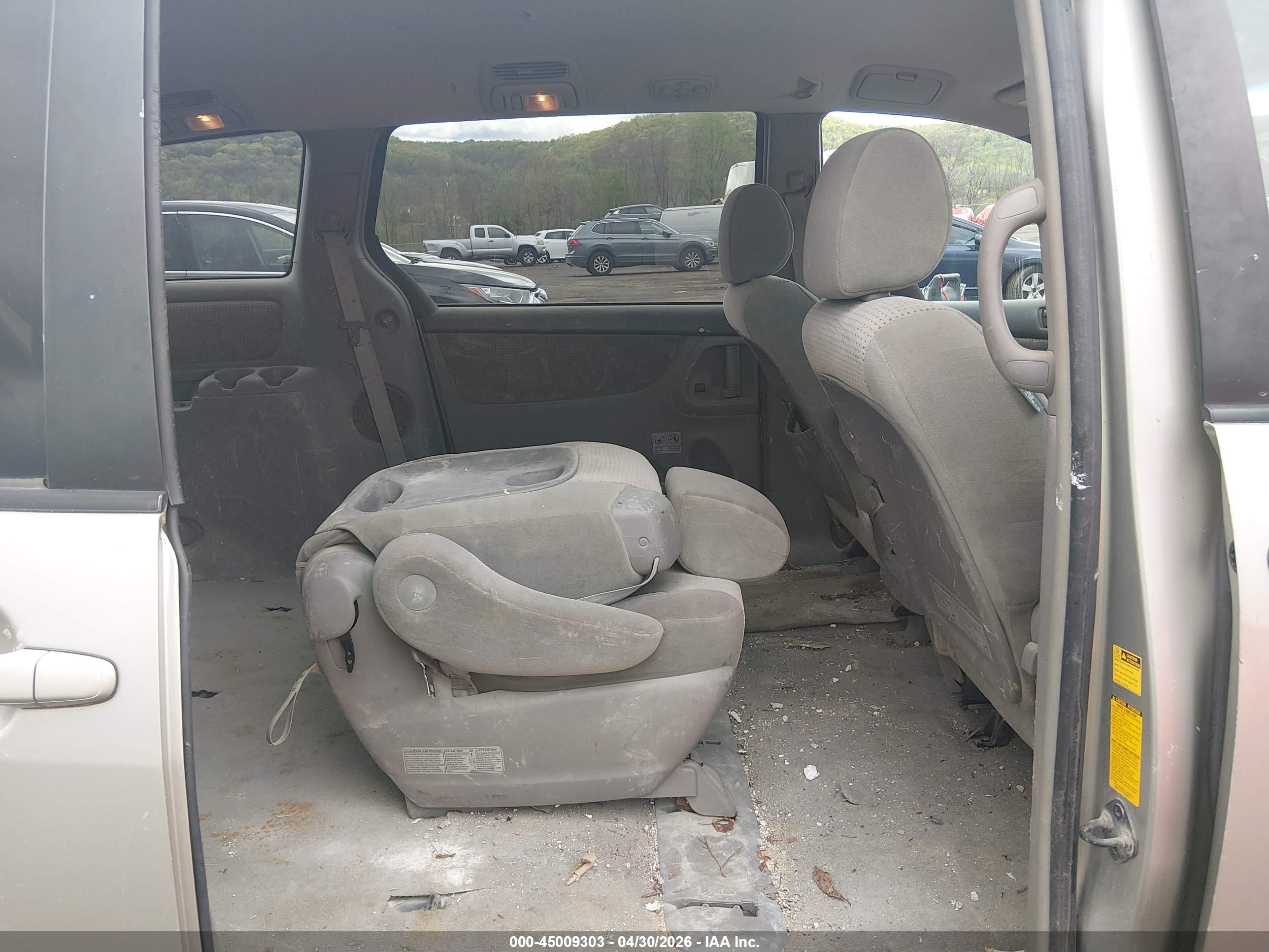 TOYOTA SIENNA image 8