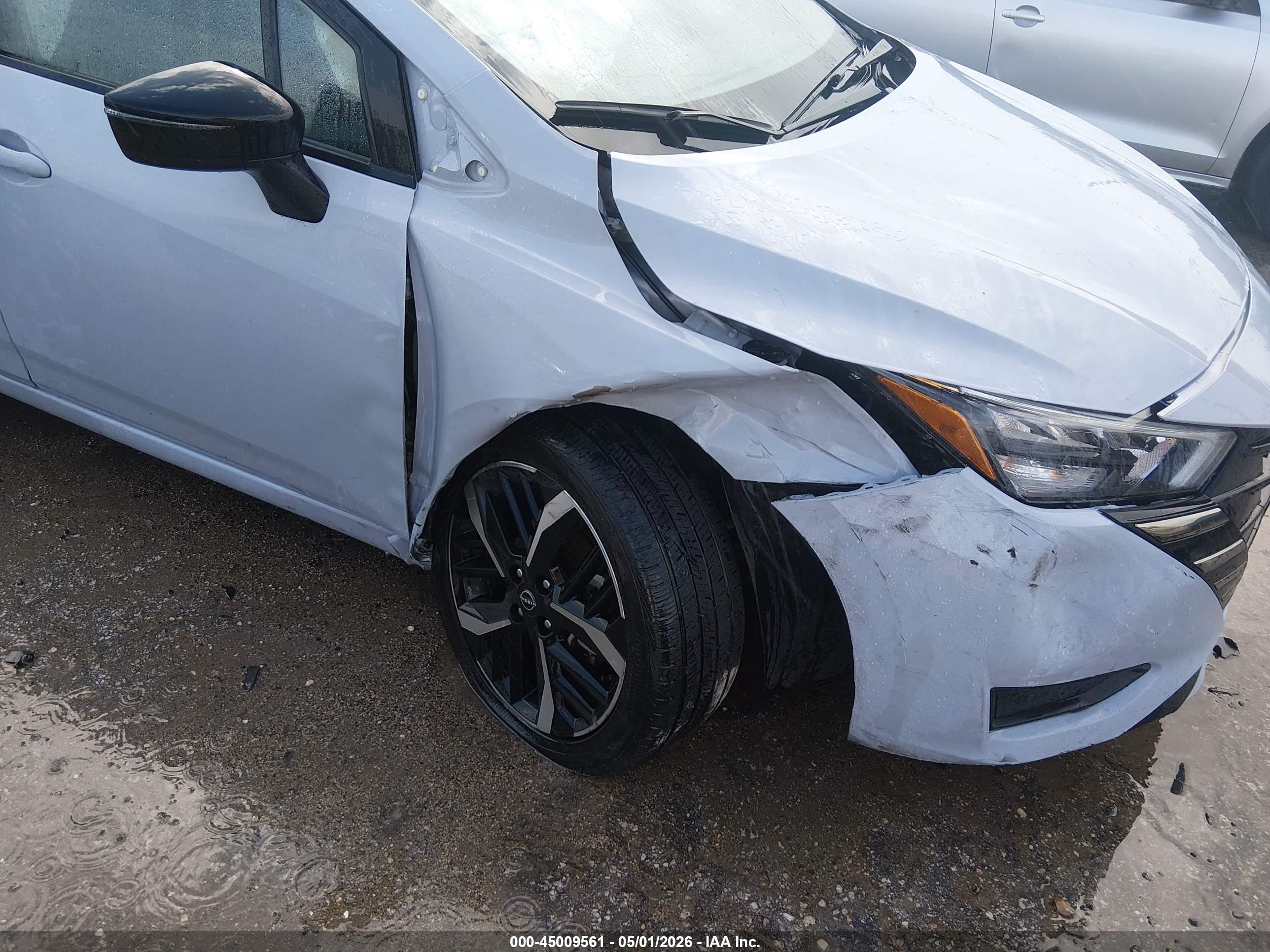 NISSAN VERSA image 6