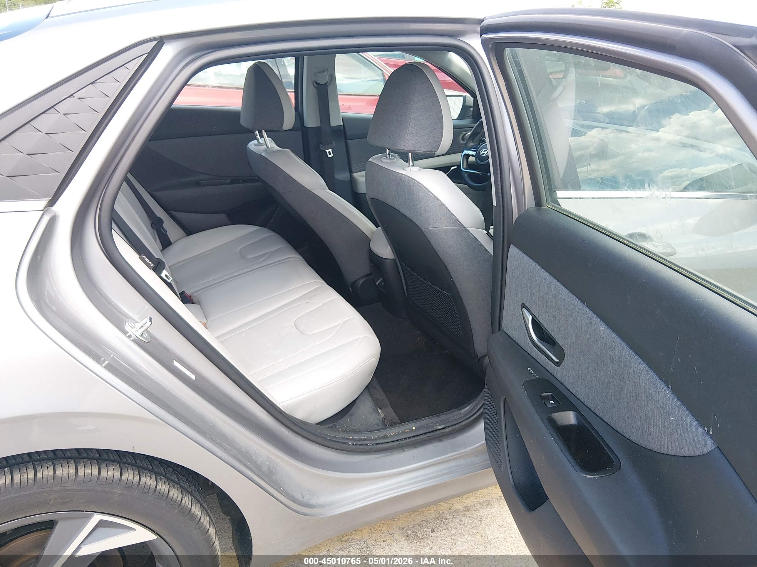 HYUNDAI ELANTRA image 8