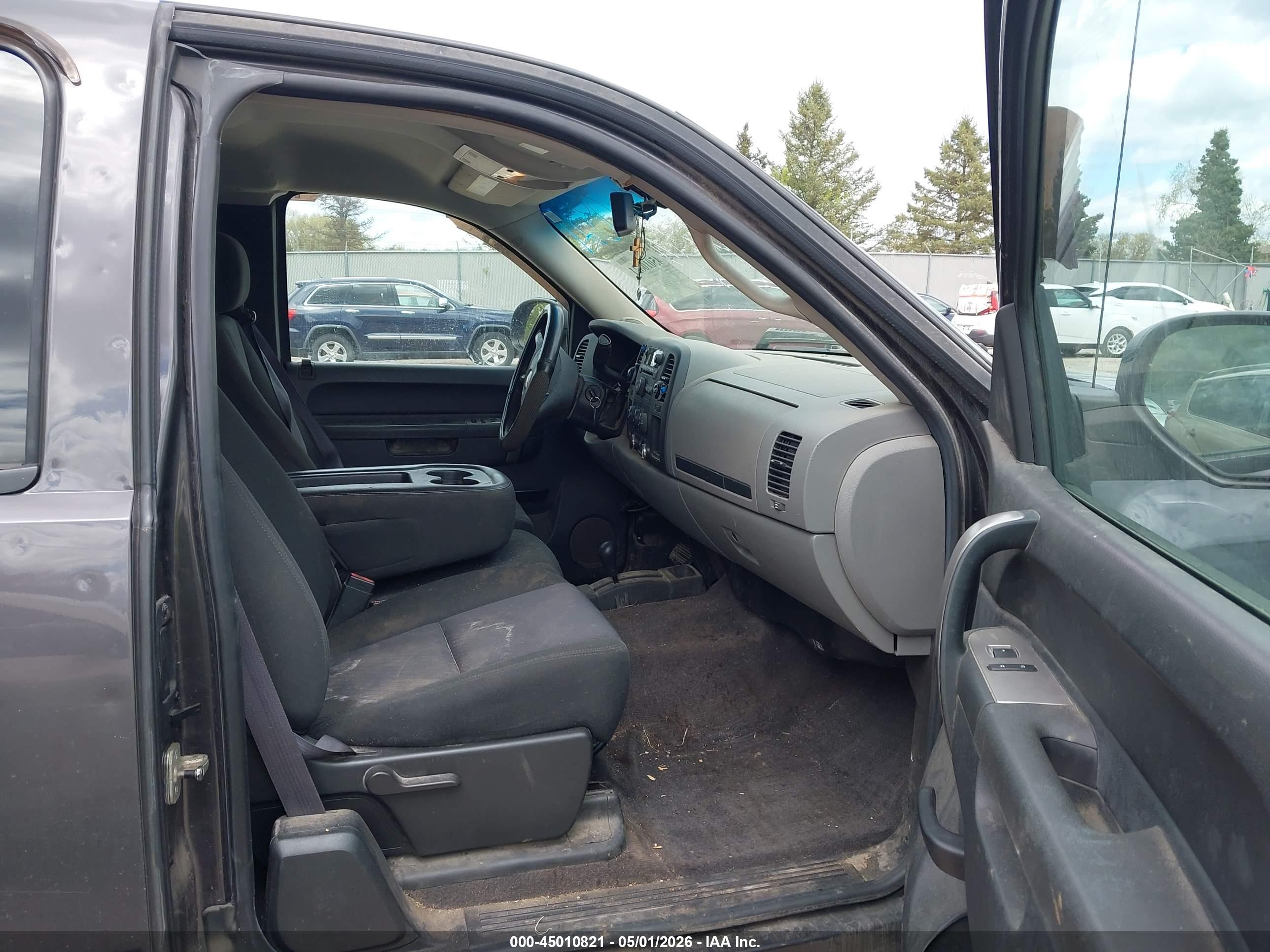 CHEVROLET SILVERADO image 5