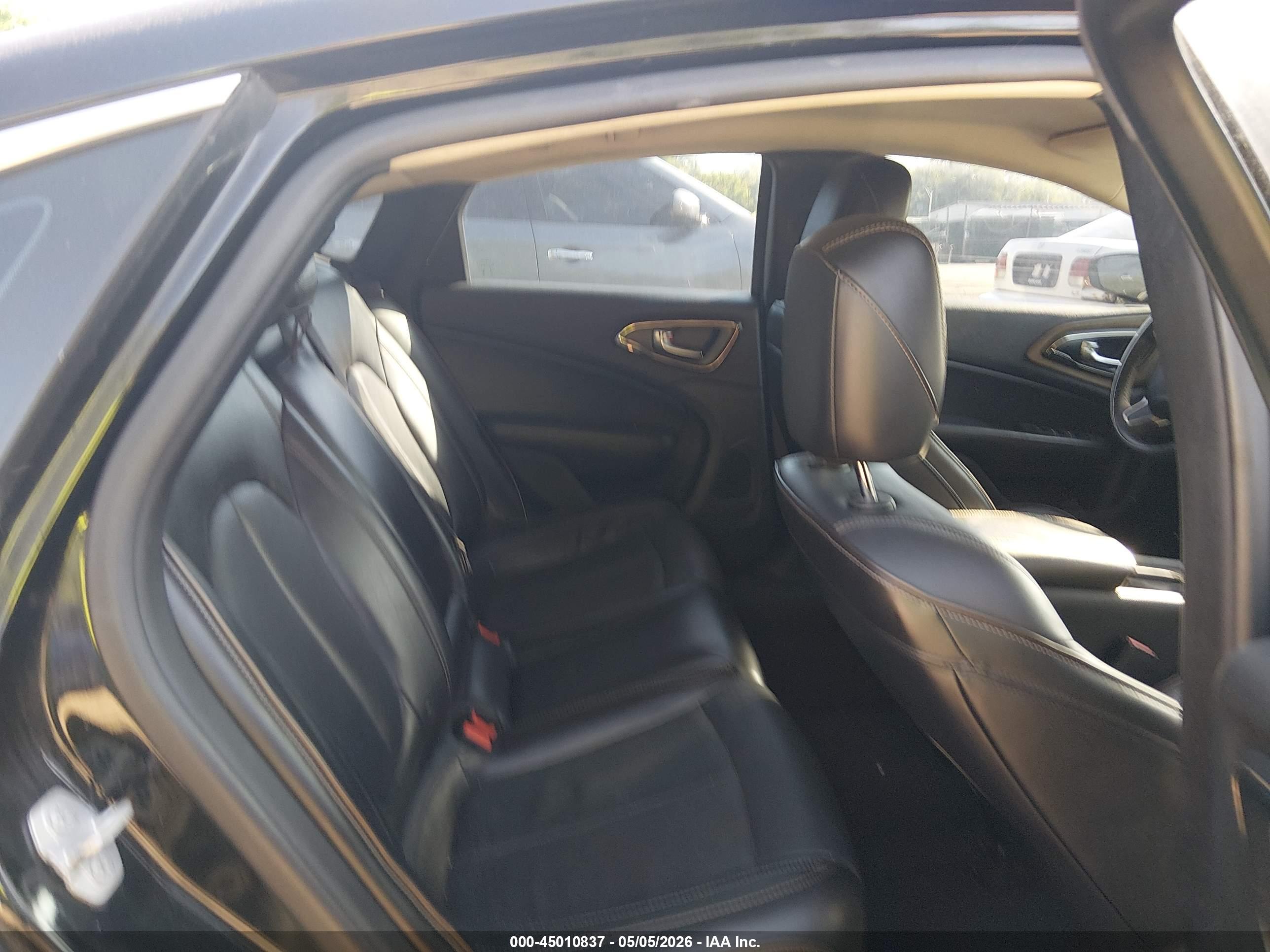 CHRYSLER 200 image 8