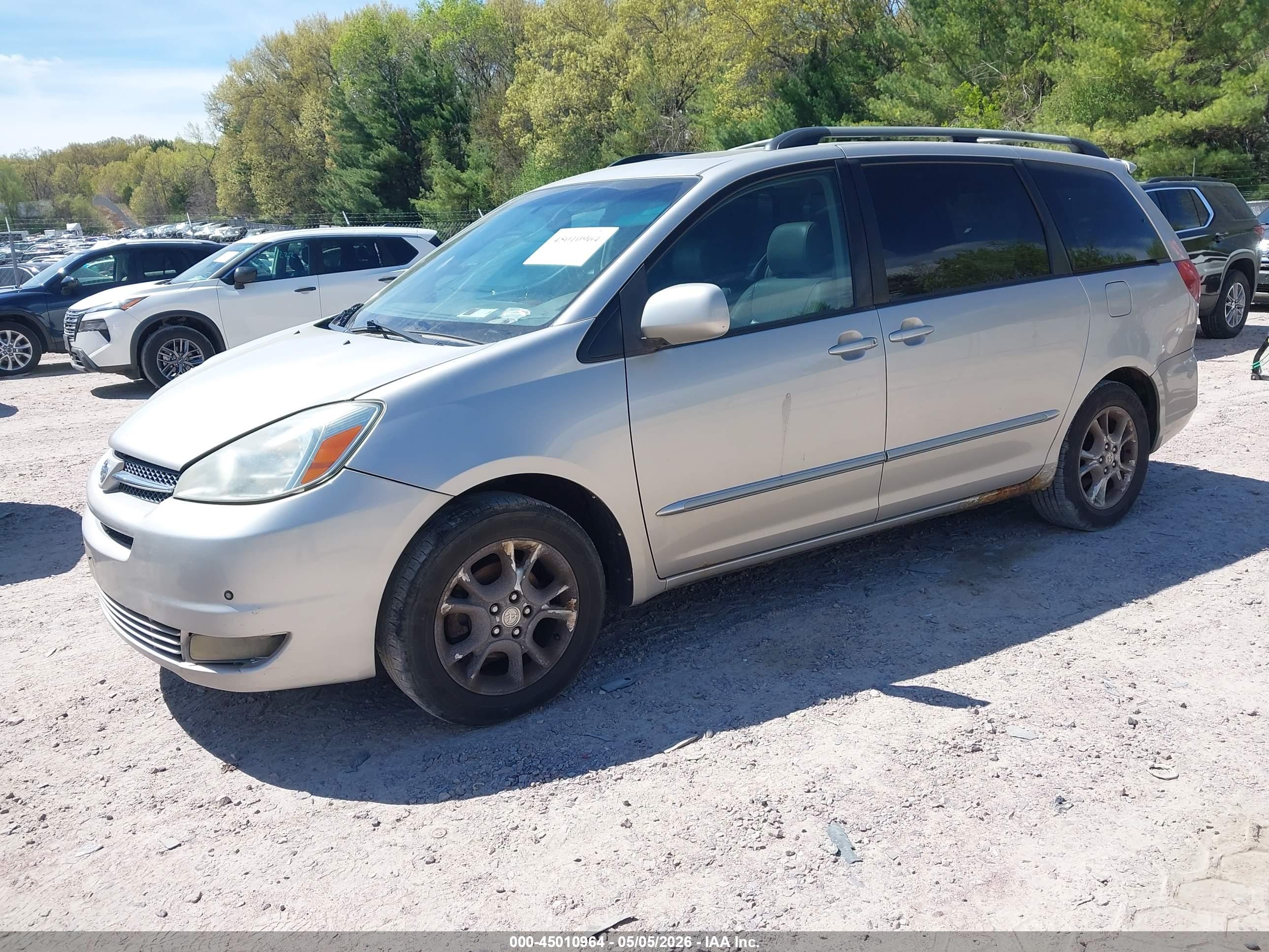 TOYOTA SIENNA image 2