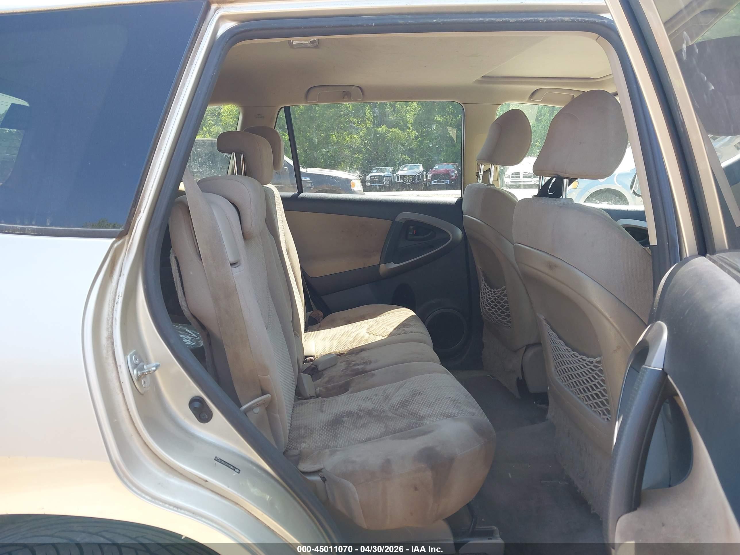 TOYOTA RAV4 image 8