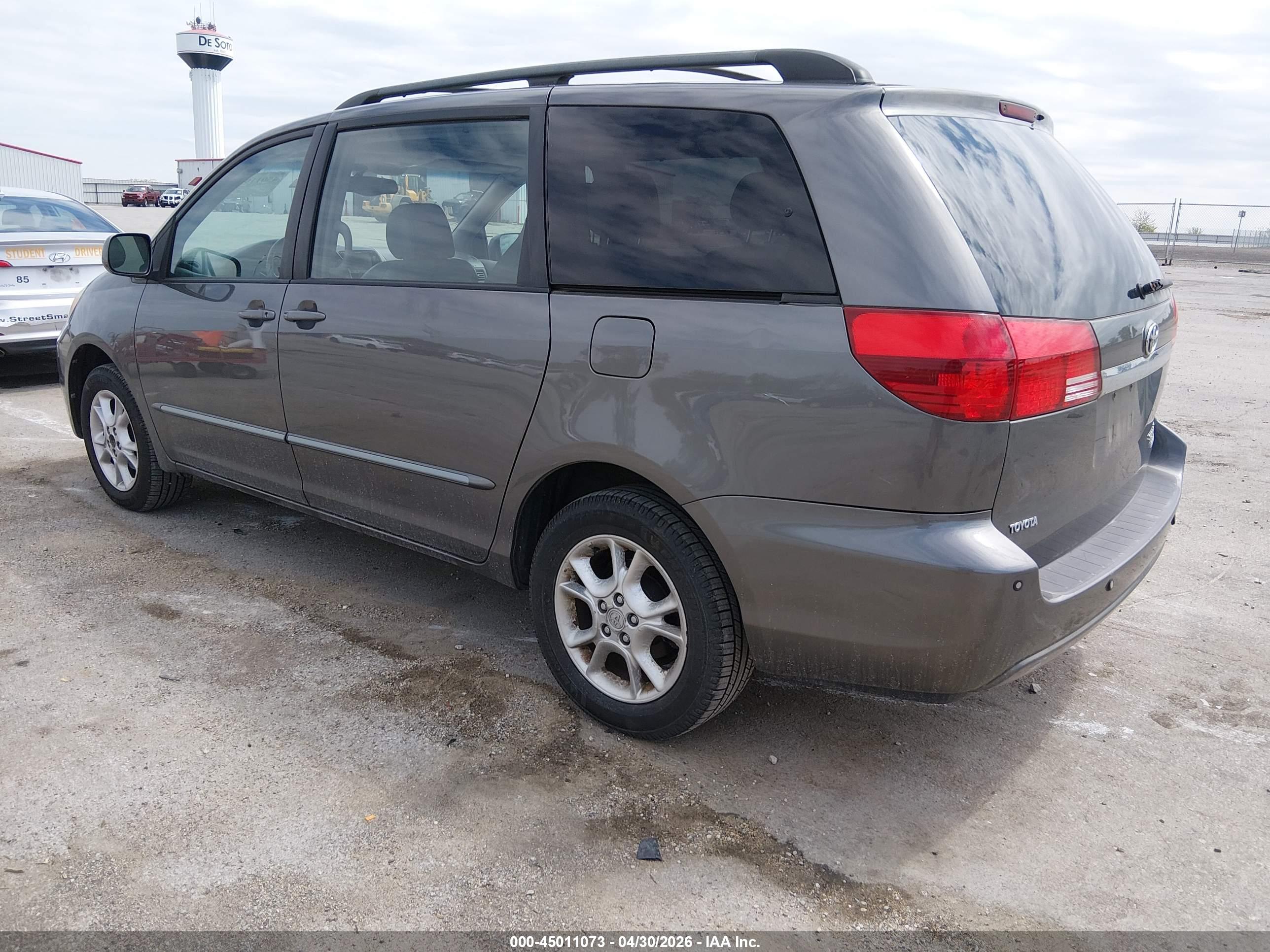 TOYOTA SIENNA image 3