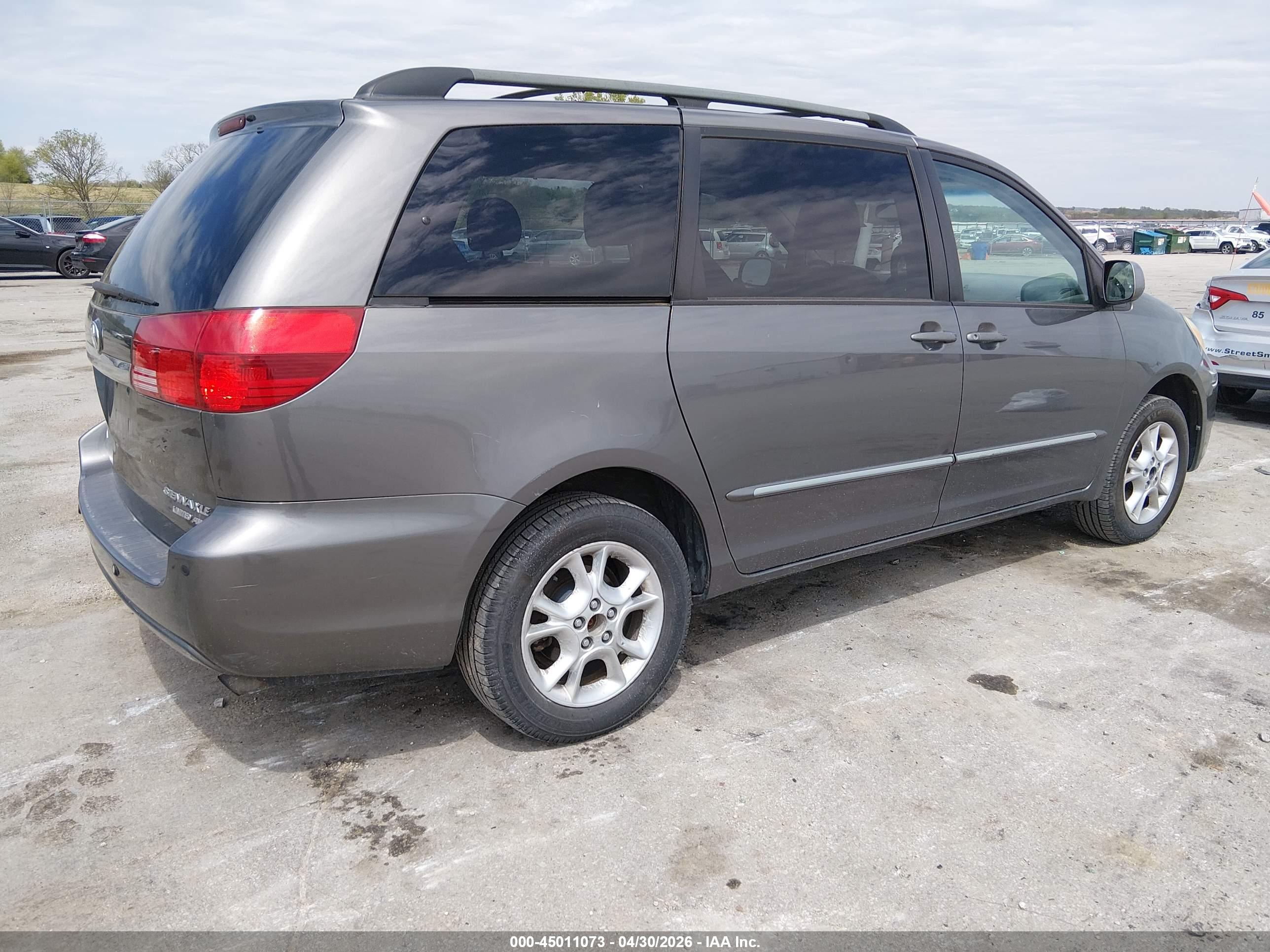 TOYOTA SIENNA image 4