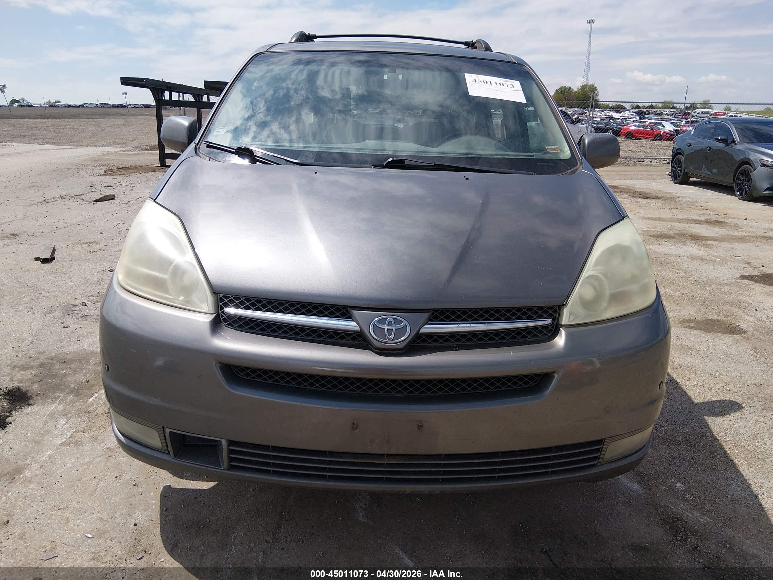 TOYOTA SIENNA image 6