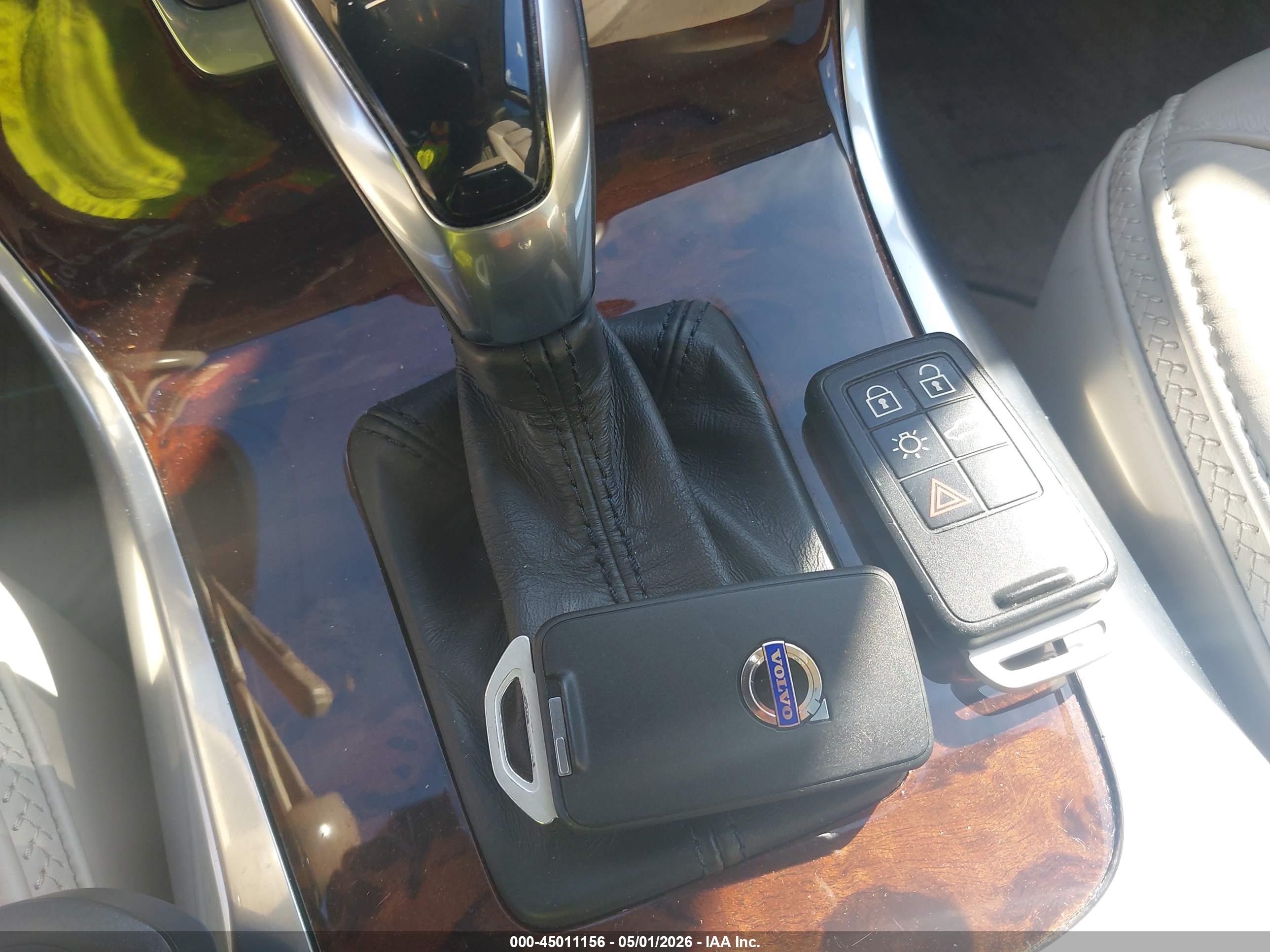 VOLVO XC70 image 11