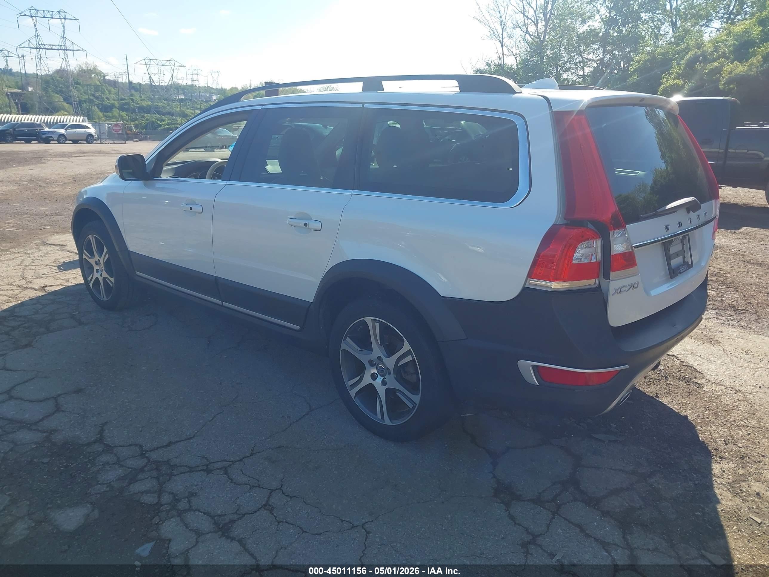 VOLVO XC70 image 3