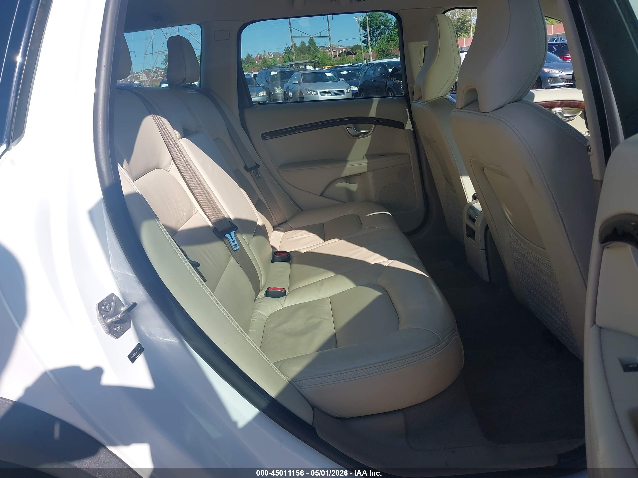 VOLVO XC70 image 8